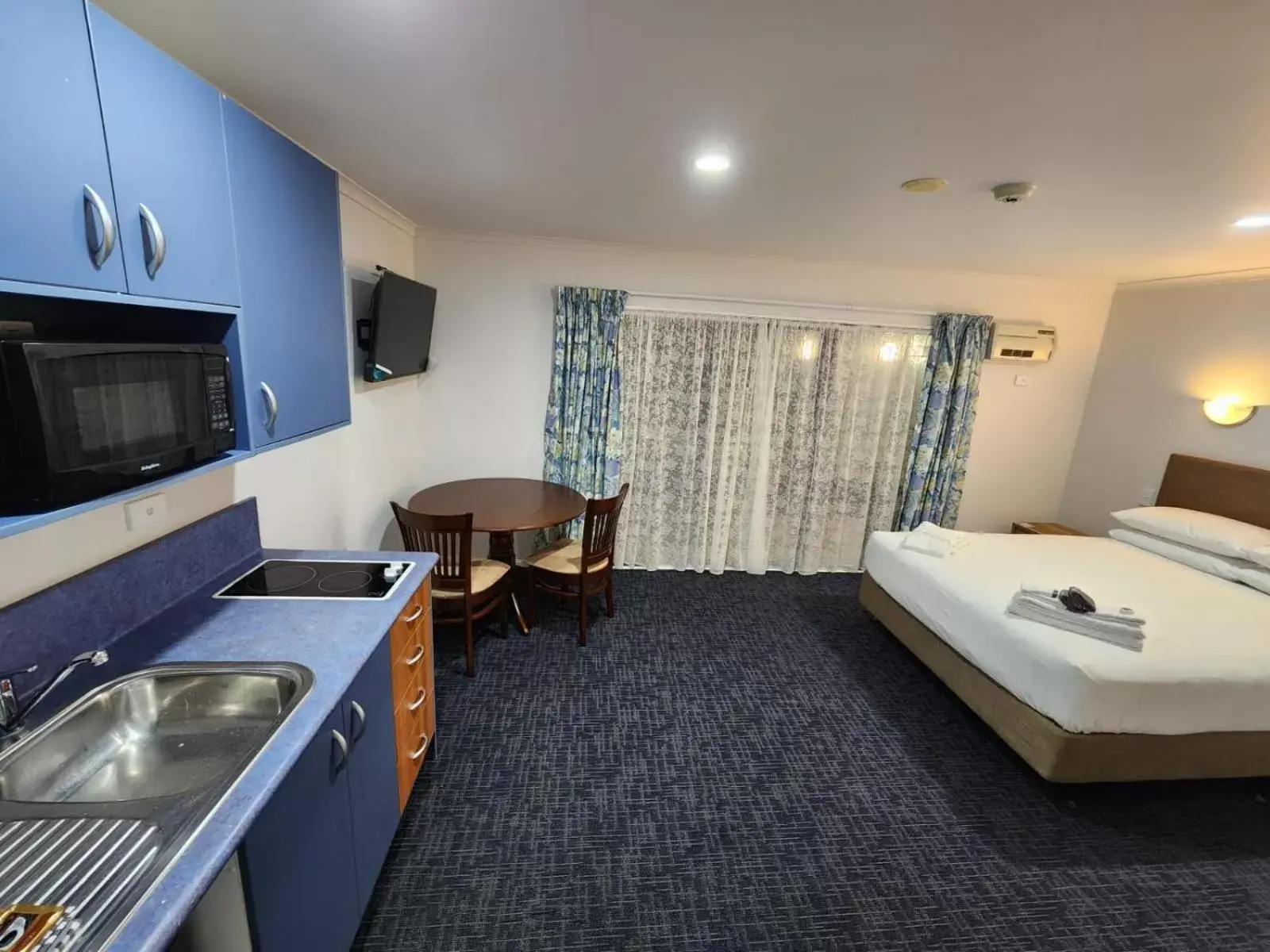 Kitchen or kitchenette, Bed in Botany Palms Motel Kitchen or kitchenette, Bed in Botany Palms Motel