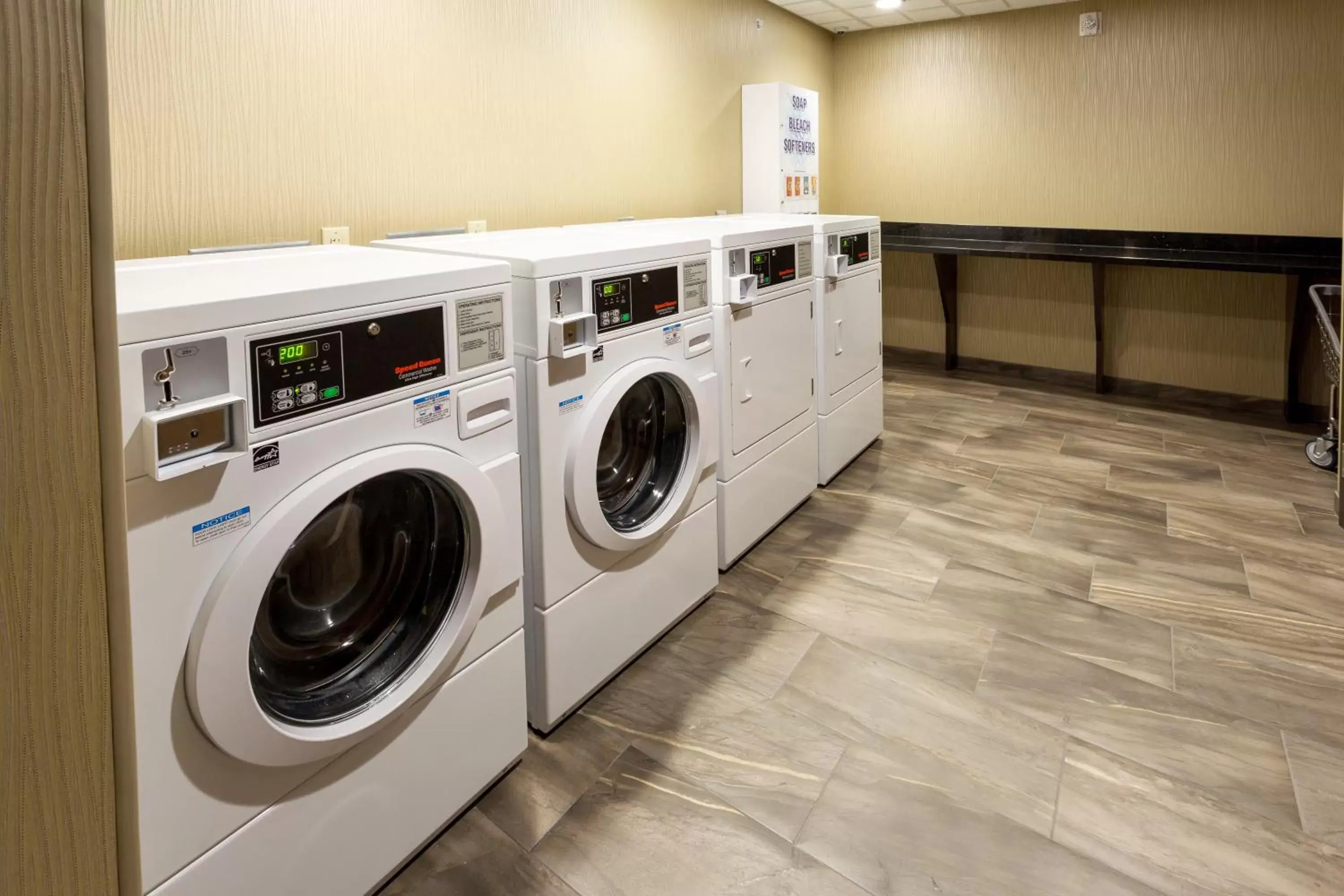 laundry, Kitchen/Kitchenette in Holiday Inn Express Hotel & Suites Billings, an IHG Hotel