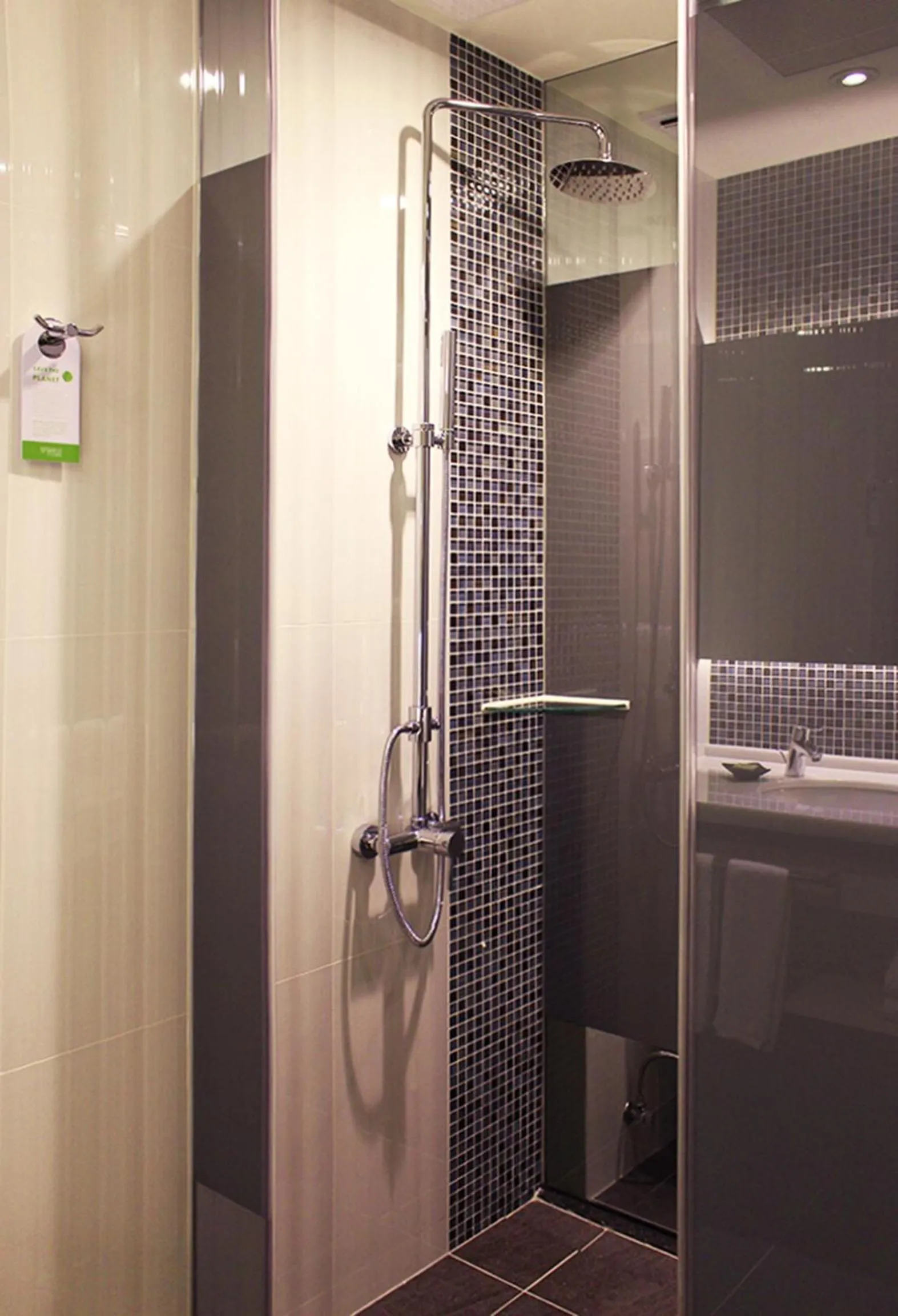 Shower in Taipei 101 SPARKLE Hotel