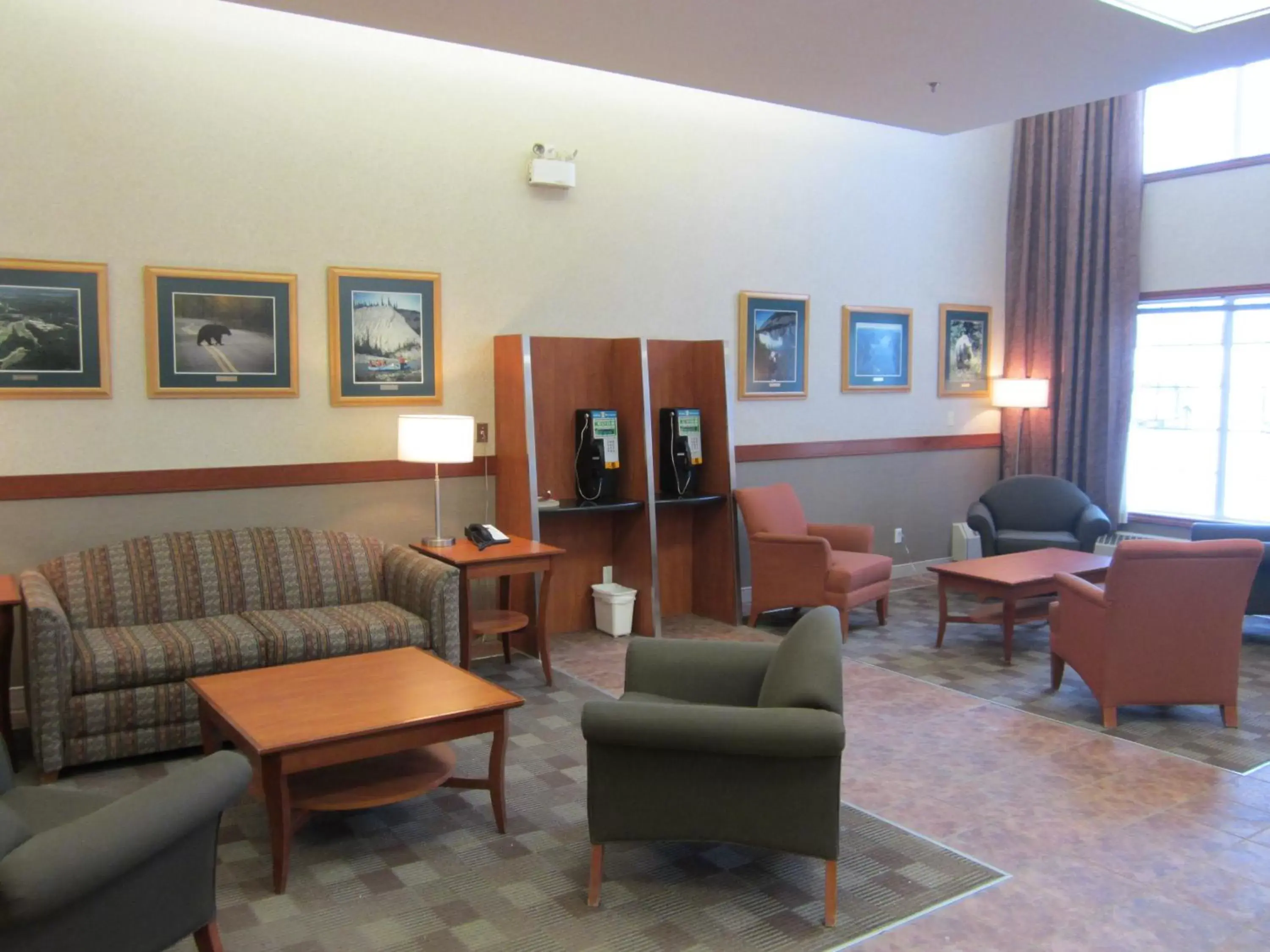 Lobby or reception, Seating Area in Woodlands Inn & Suites
