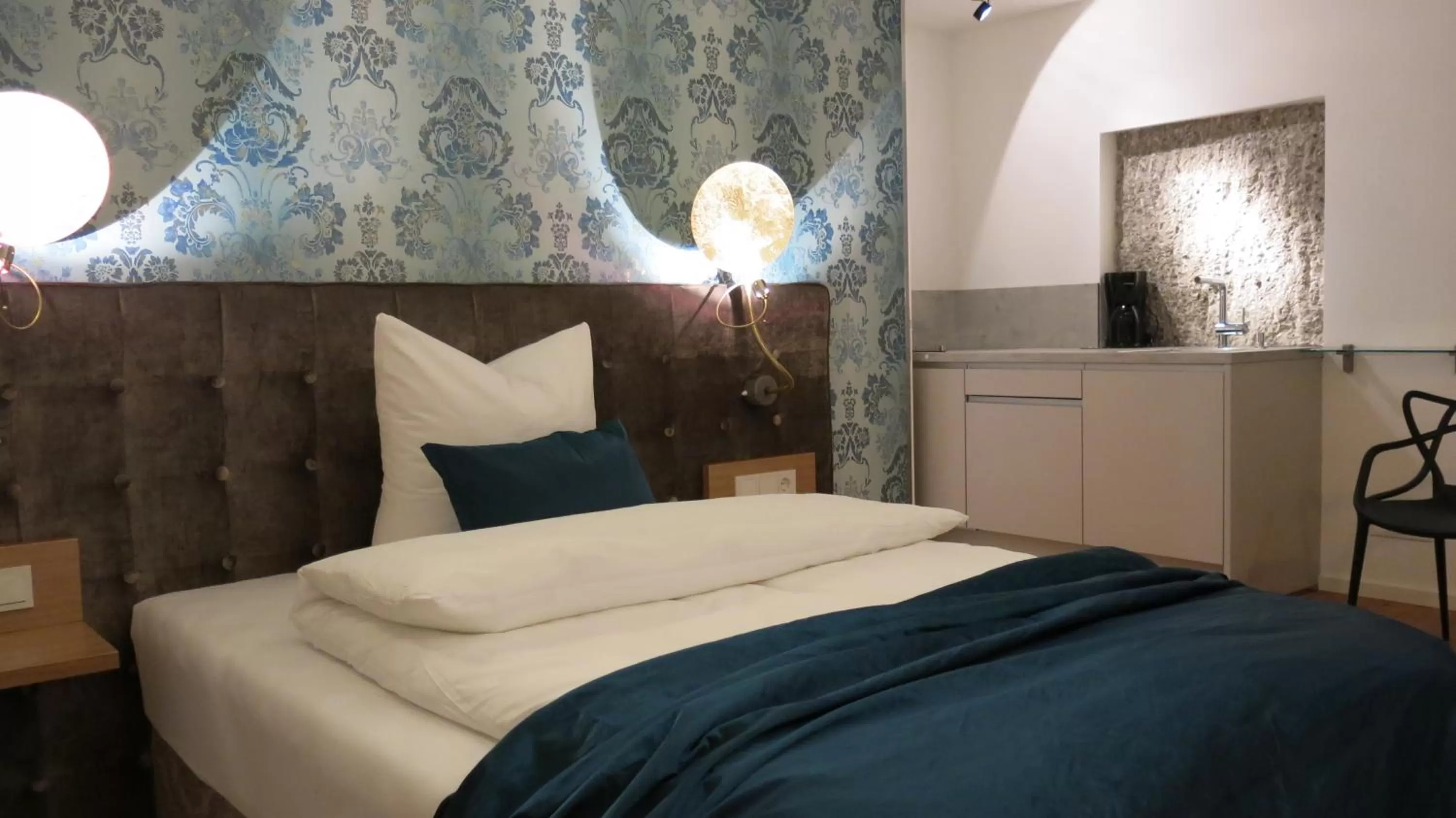 Bedroom, Bed in Hotel im Bunker