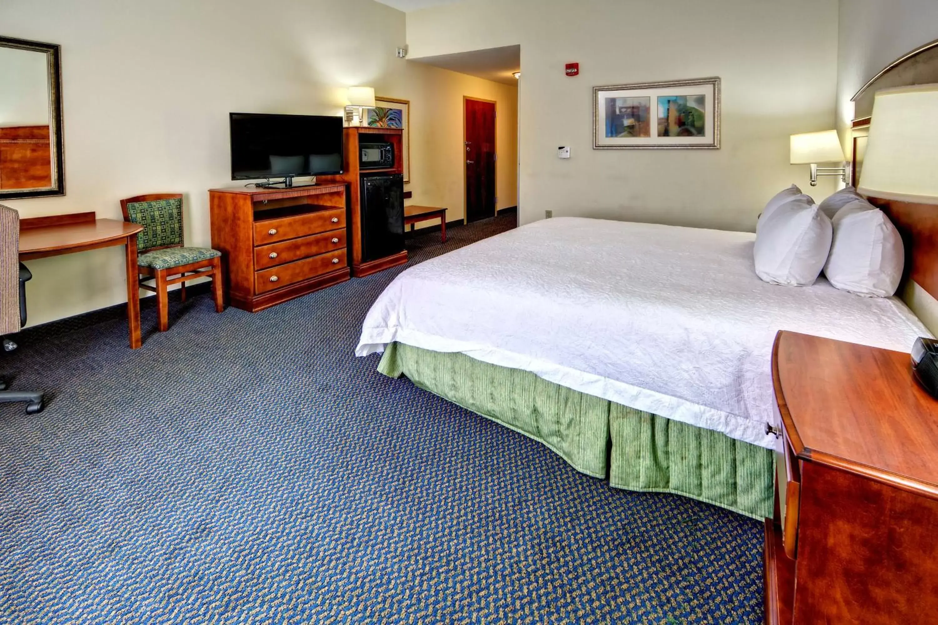 Bed in Hampton Inn By Hilton Quincy, Fl