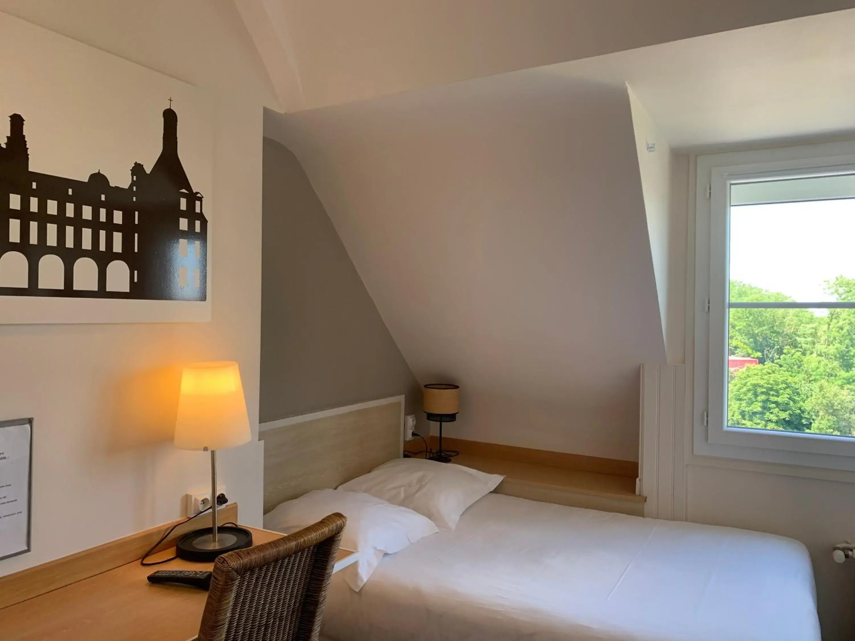 Standard Single Room with Shower Street Side 8m2 in Hotel Anne De Bretagne BLOIS Standard Single Room with Shower Street Side 8m2 in Hotel Anne De Bretagne BLOIS