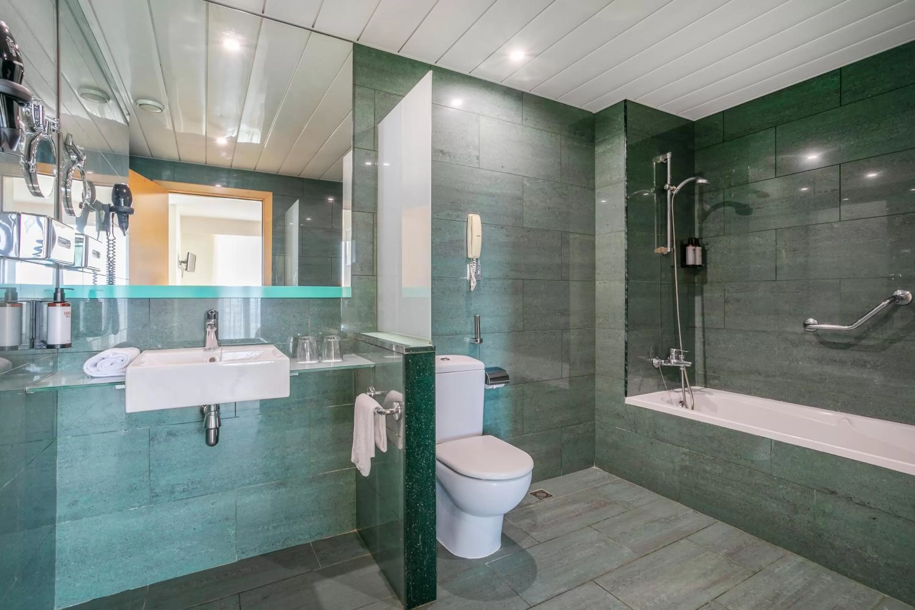 Shower in Sol Port Cambrils Hotel