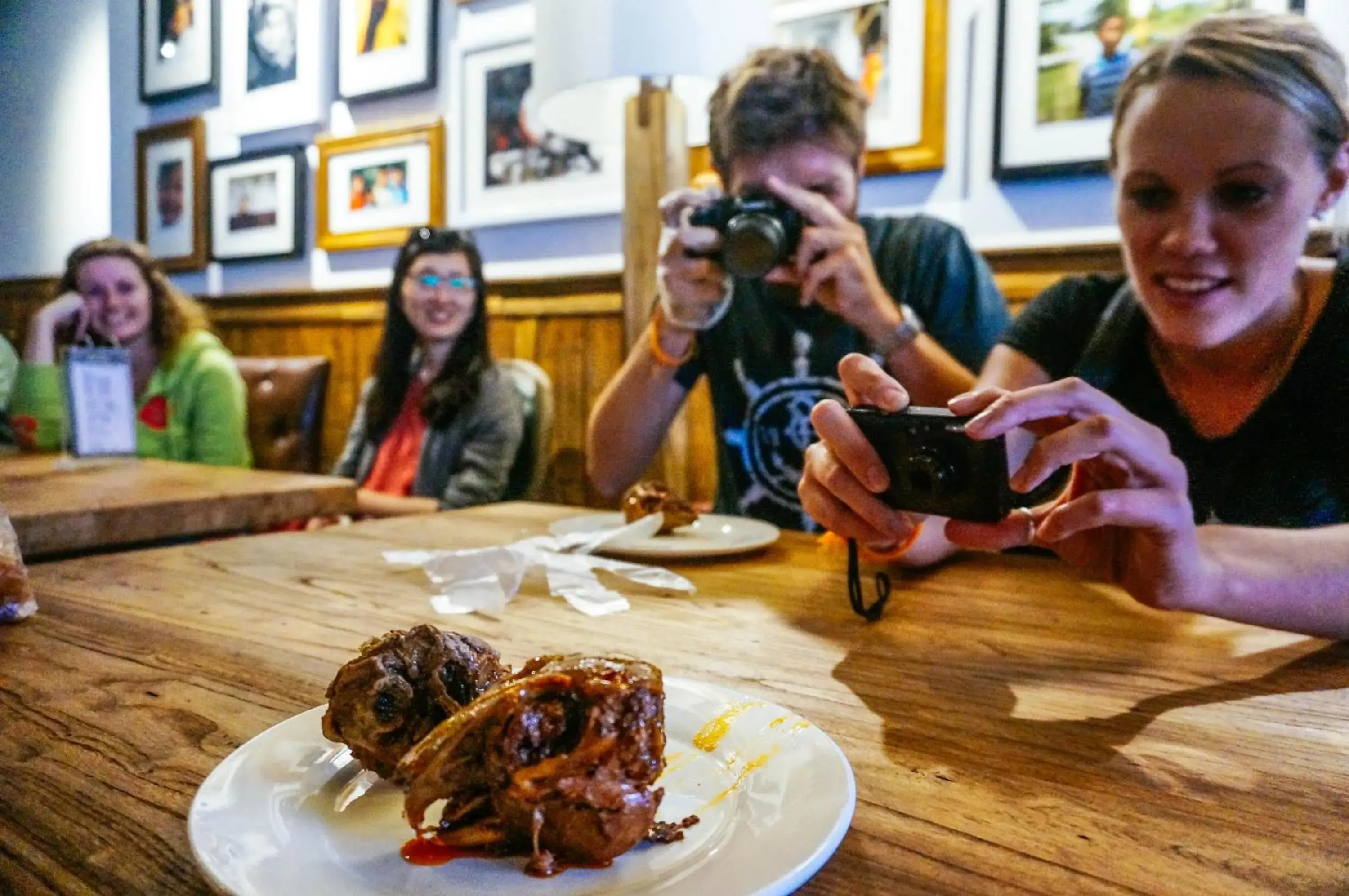 Lounge or bar in SONDERIA Lazybones Hostel- Wenshu Temple Side, Chill Hostel with All-Day Brunch, Travel Agency in English & Local Bar Vibes Lounge or bar in SONDERIA Lazybones Hostel- Wenshu Temple Side, Chill Hostel with All-Day Brunch, Travel Agency in English & Local Bar Vibes