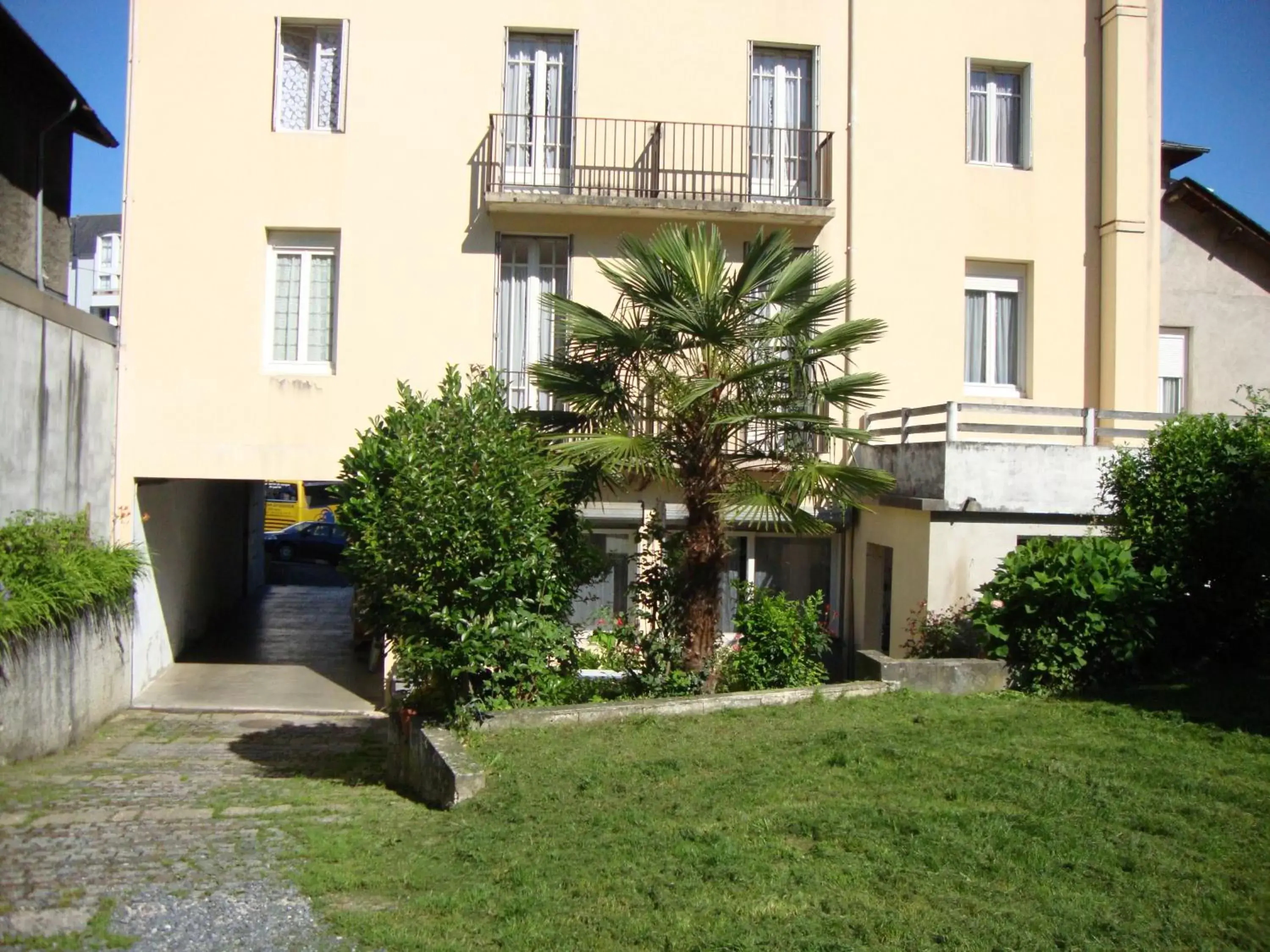 Garden, Property Building in Hôtel Au Petit Languedoc