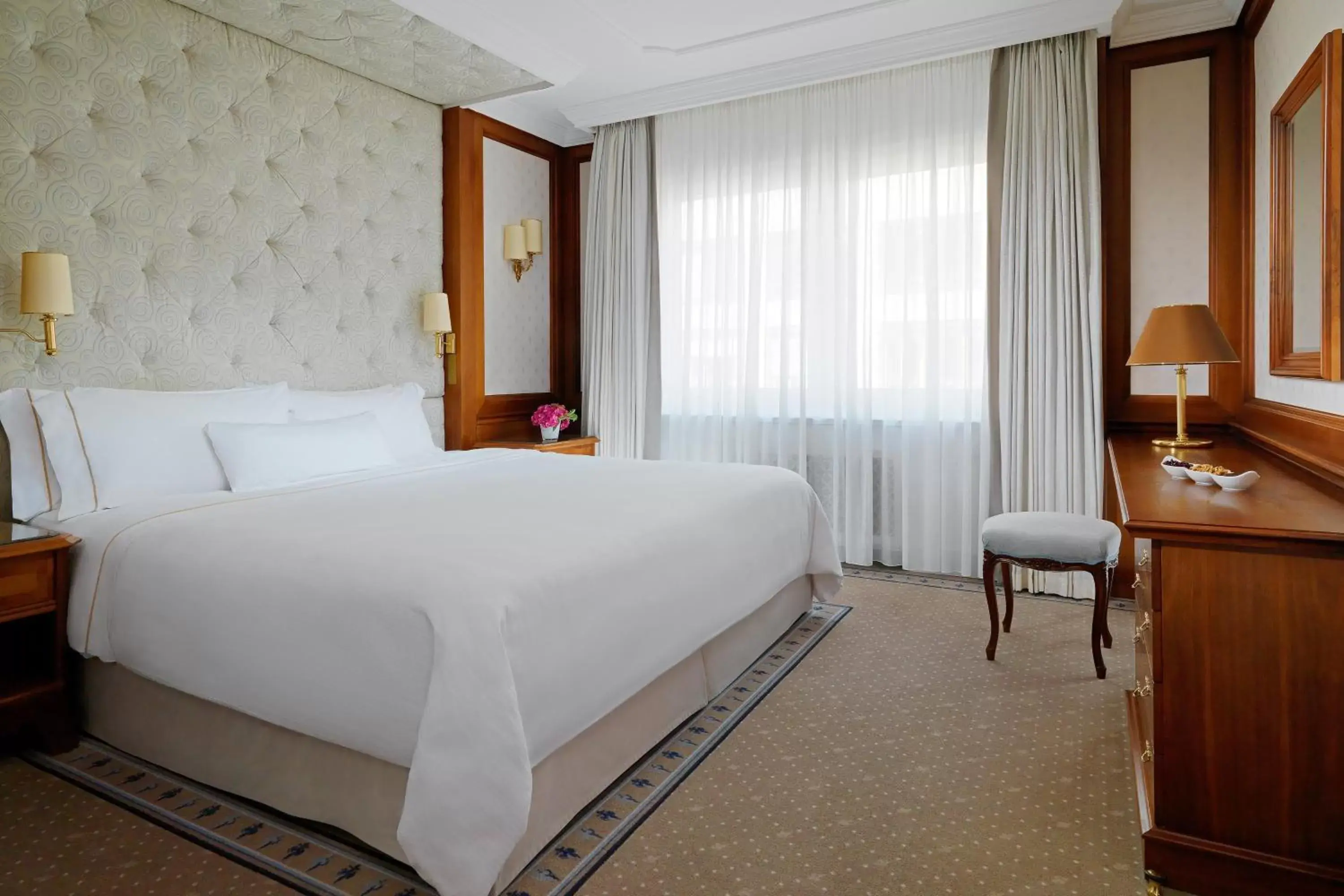 Photo of the whole room, Bed in The Westin Grand Berlin