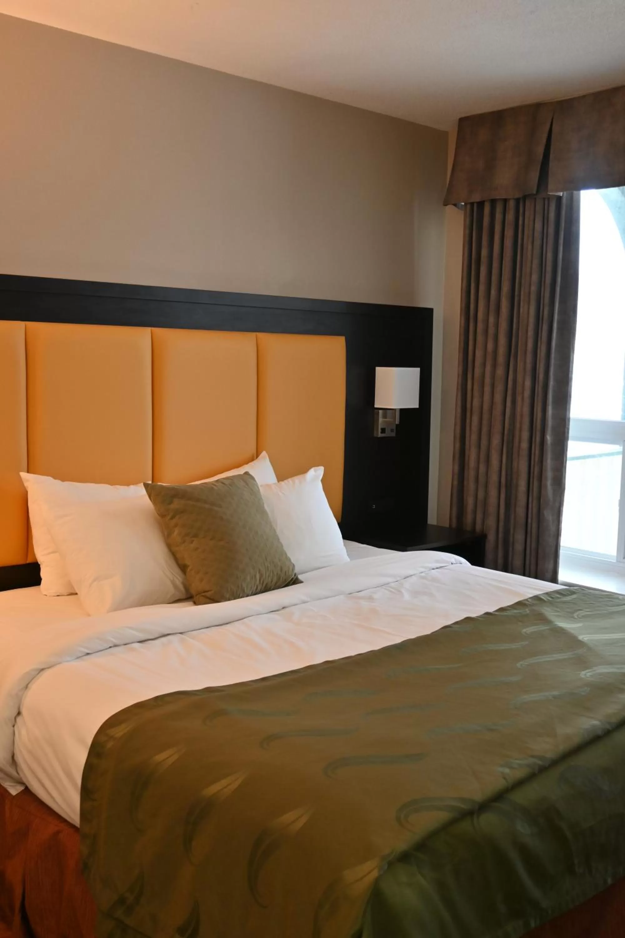 Bed in The Gananoque Inn