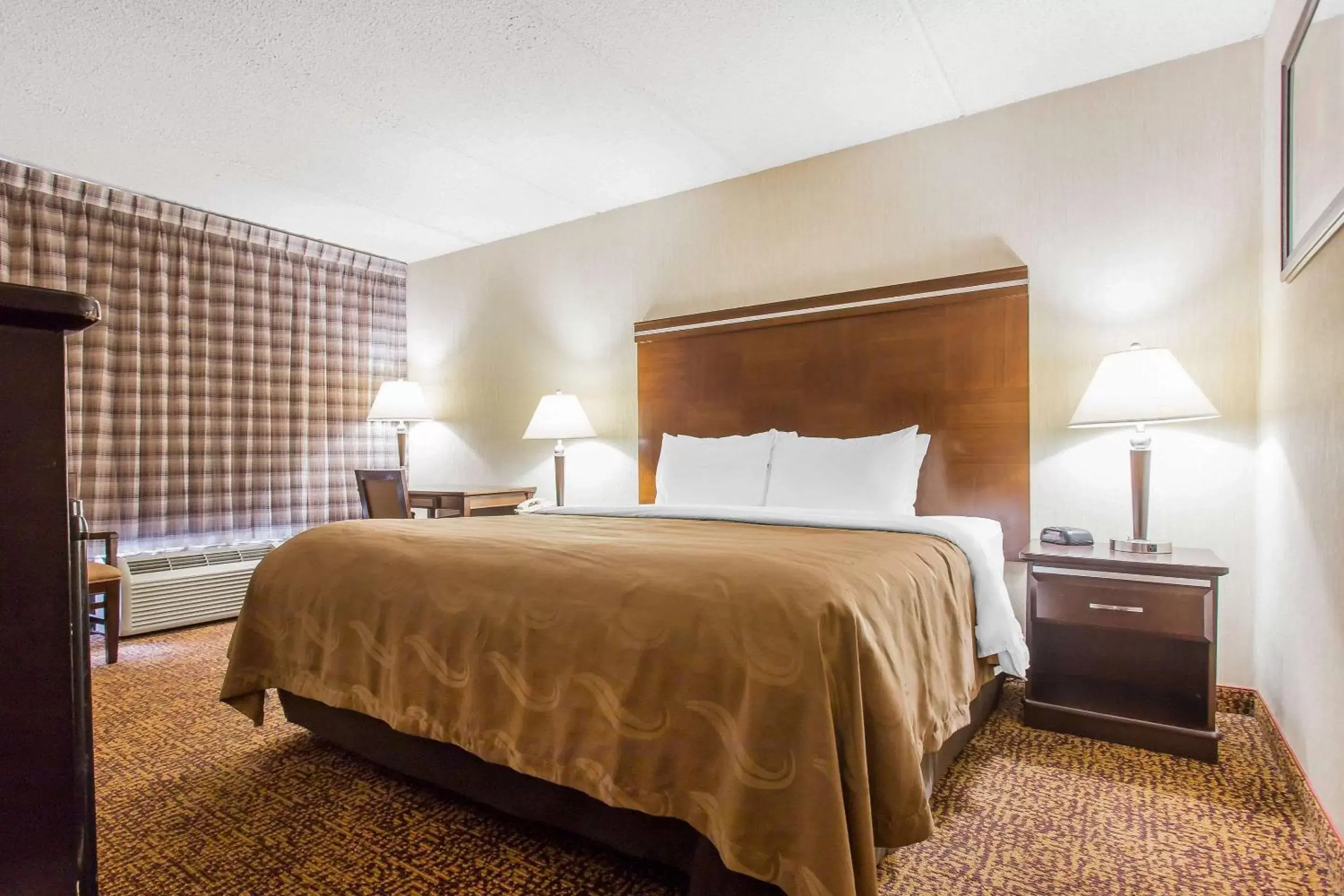 Photo of the whole room, Bed in Quality Inn Mount Airy Mayberry