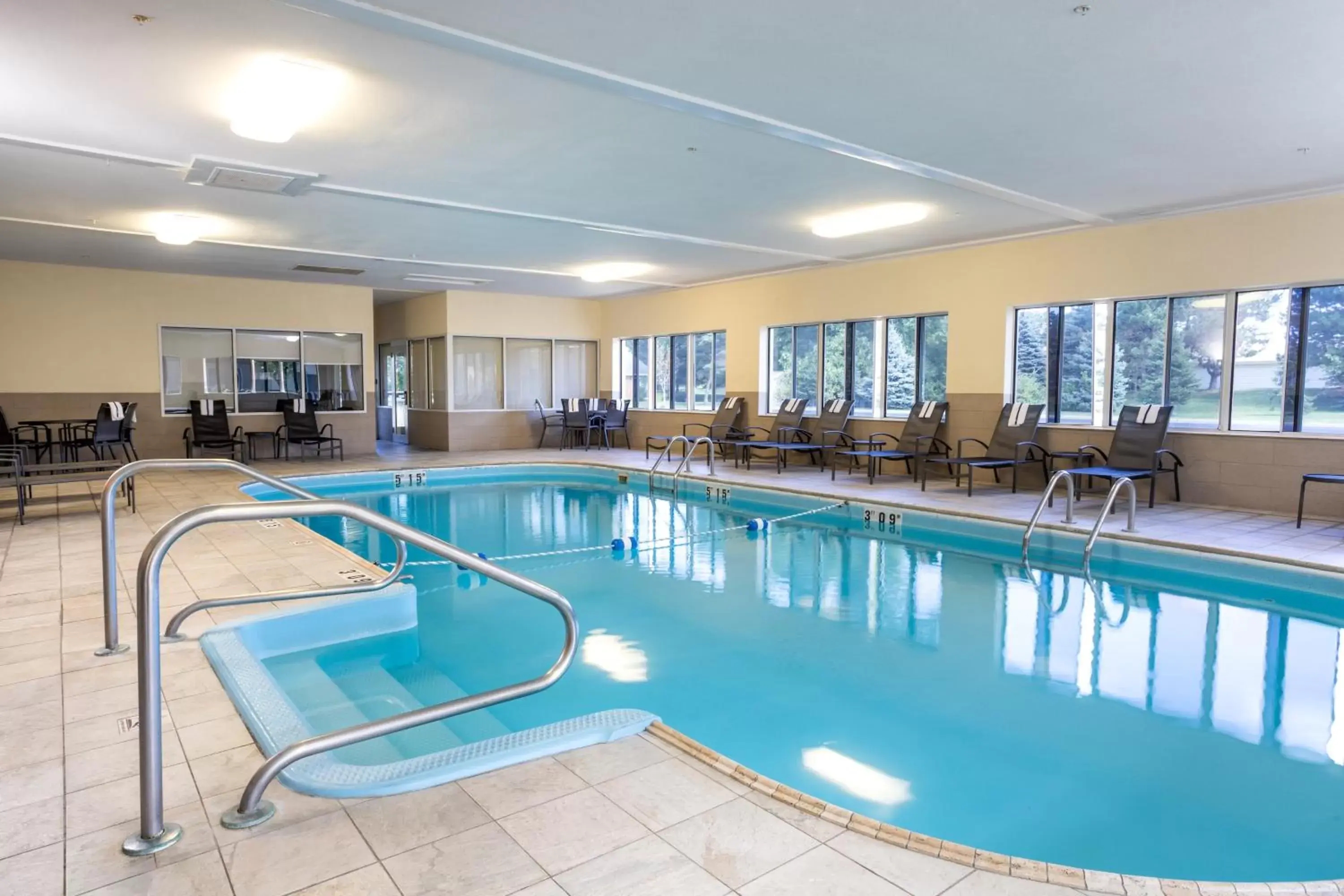 Swimming pool in Quality Inn & Suites Sandusky Swimming pool in Quality Inn & Suites Sandusky
