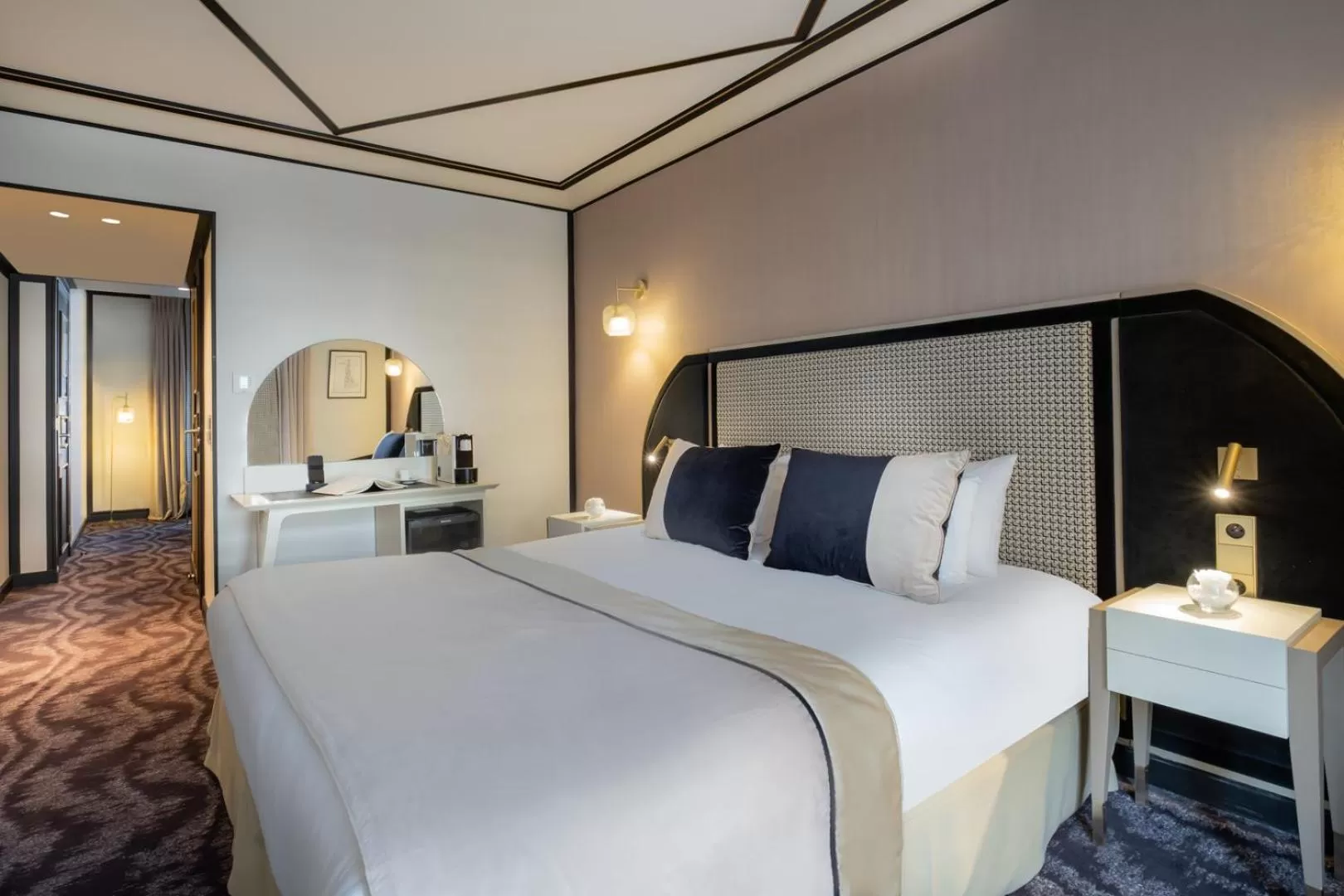 Photo of the whole room, Bed in Hôtel le Derby Alma by Inwood Hotels