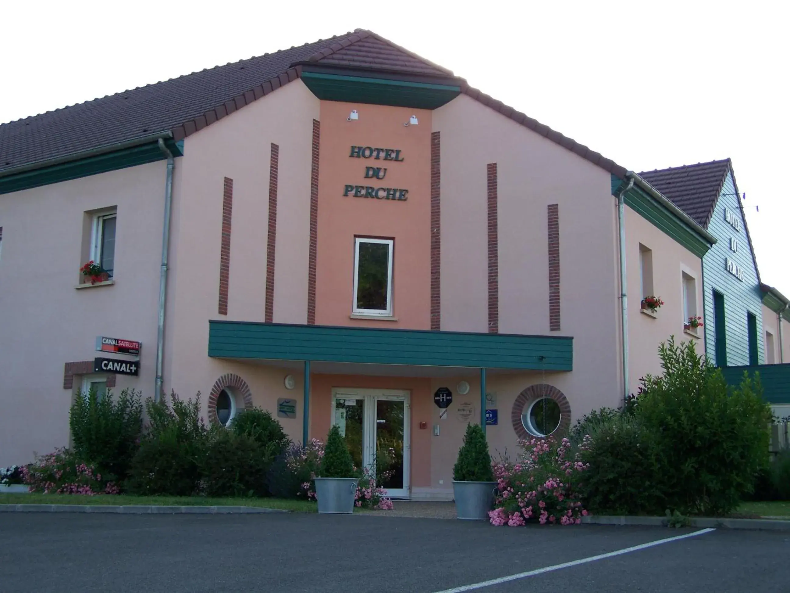 Facade/entrance, Property Building in Brit Hotel Du Perche