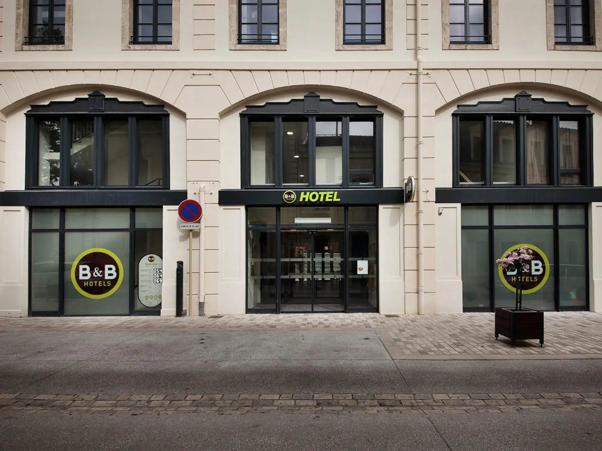 Facade/entrance, Property Building in B&B Hôtel Castres Centre Gambetta