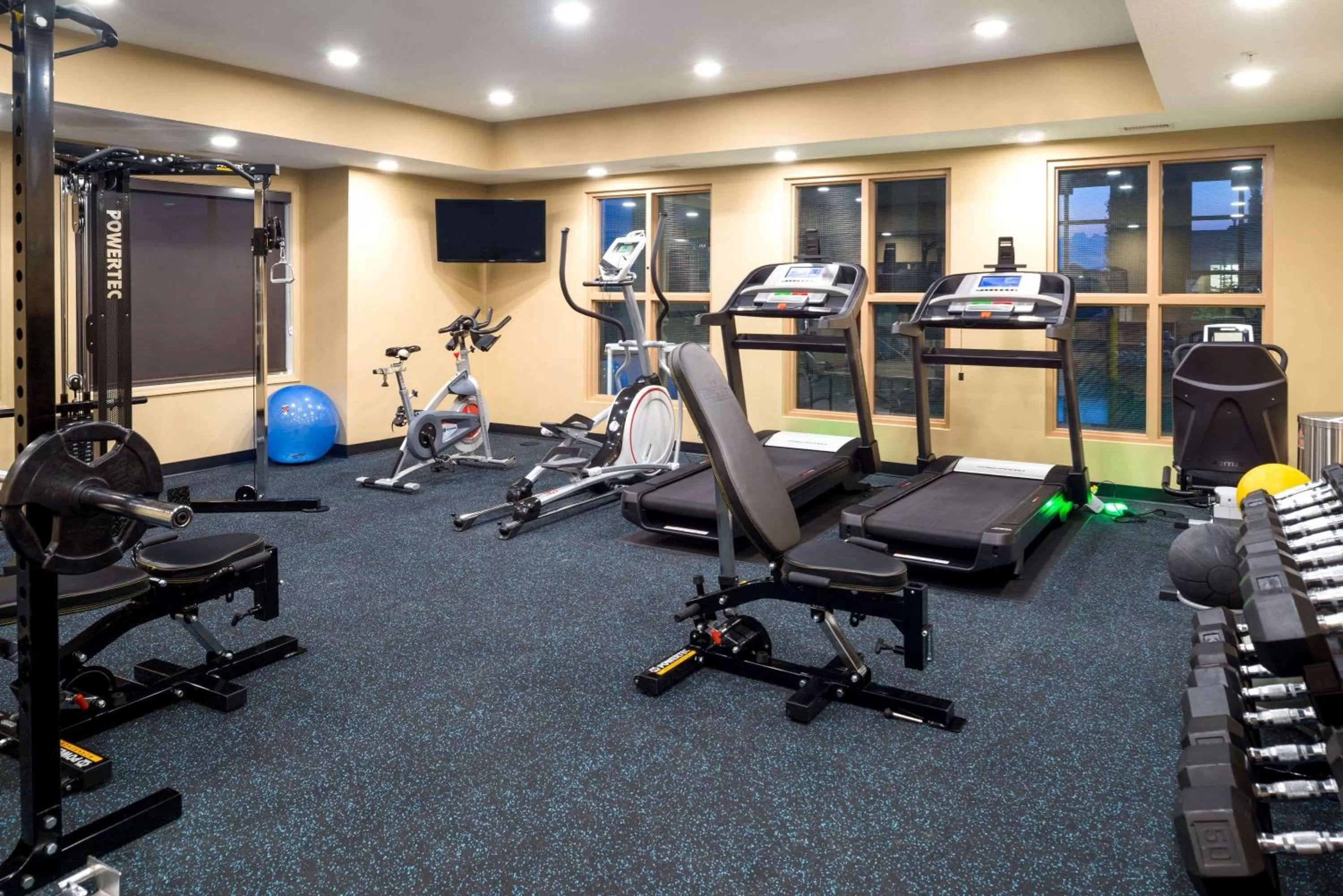 Fitness centre/facilities in Microtel Inn & Suites by Wyndham Red Deer