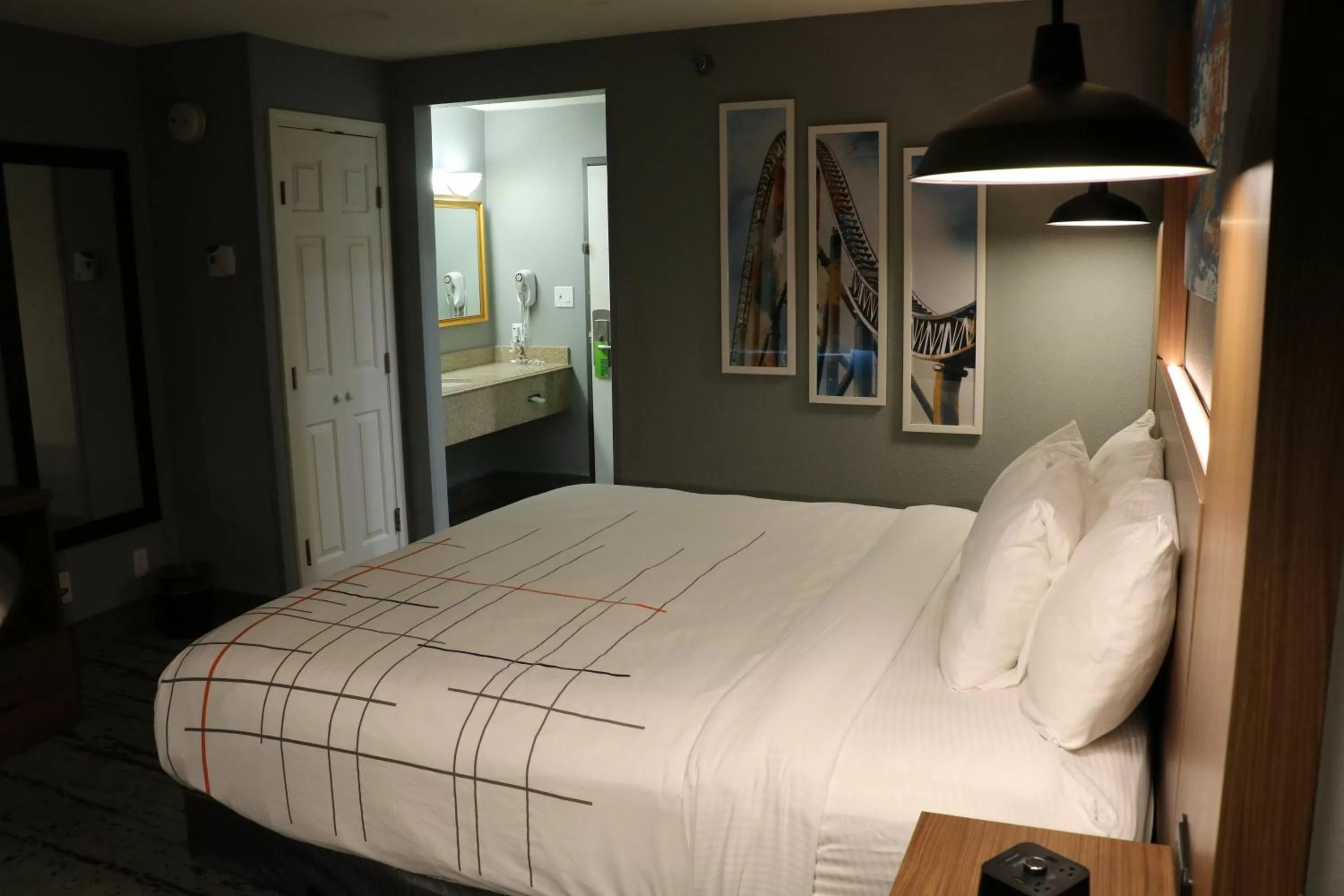 Bed in La Quinta by Wyndham Chicago Gurnee