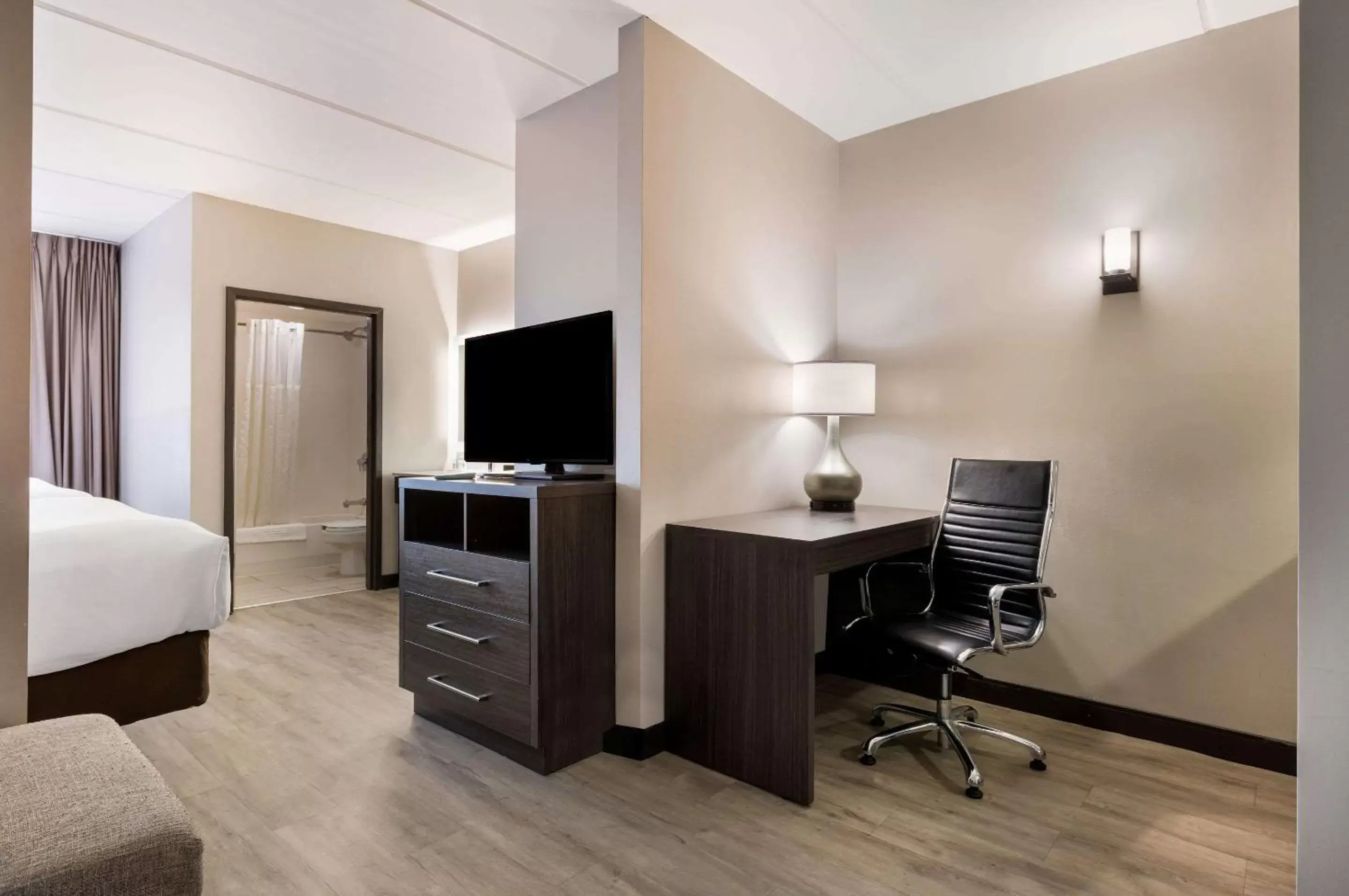 Bedroom, TV/Entertainment Center in Comfort Suites Northlake