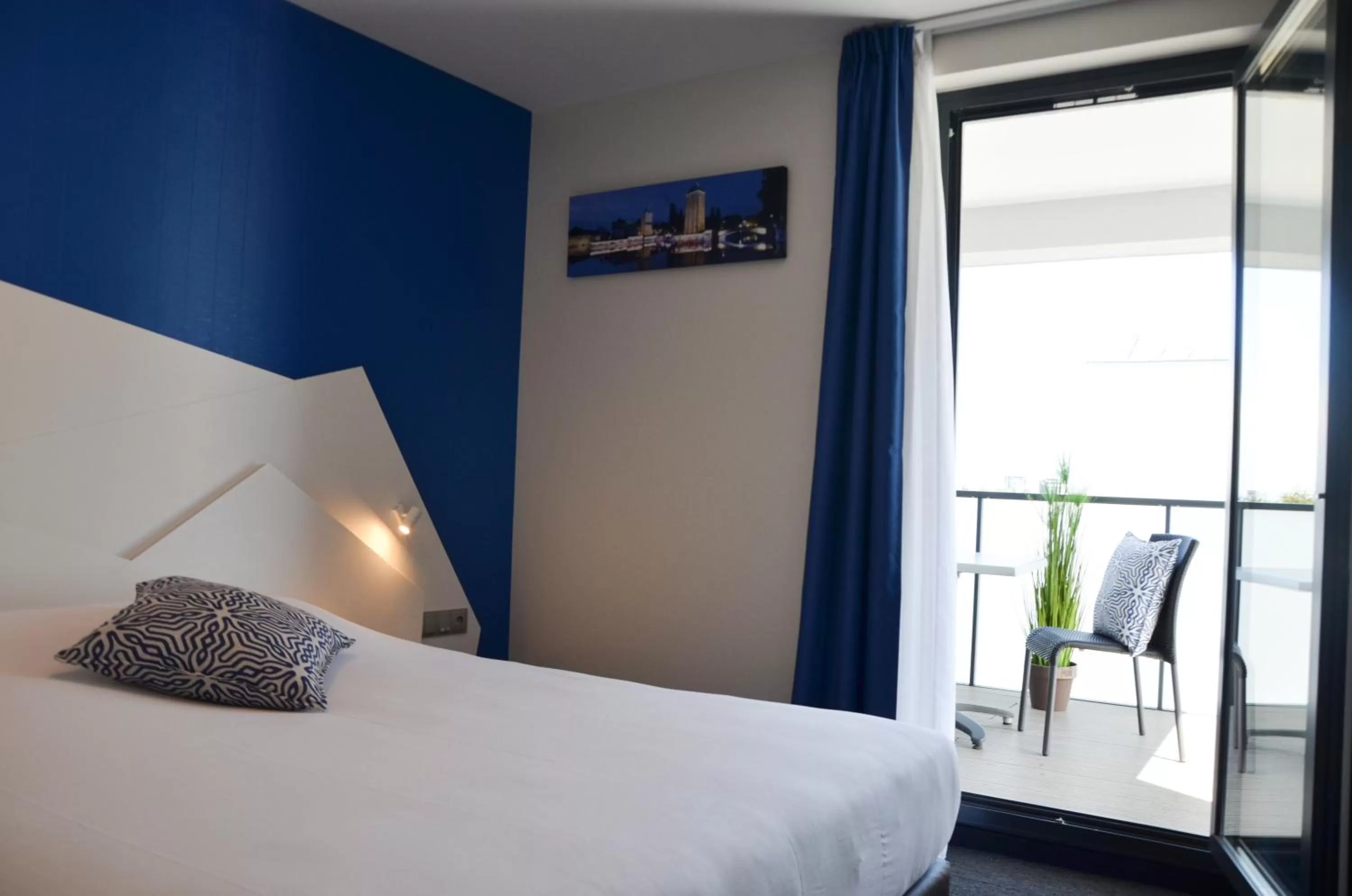 Bedroom, Bed in Hôtel ORIGAMI