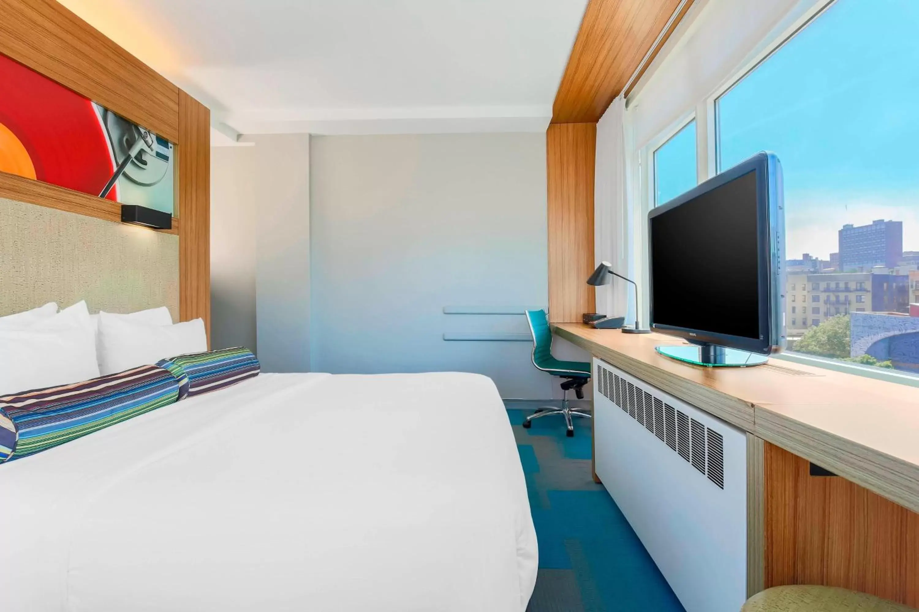 Photo of the whole room, Bed in Aloft Harlem