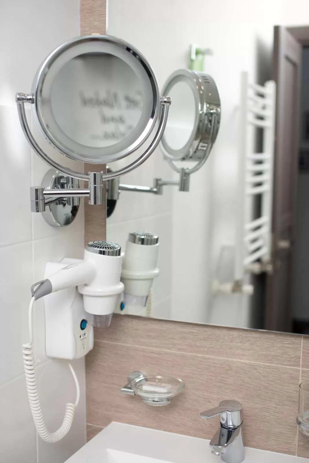 Shower in Thomas Albert Hotel