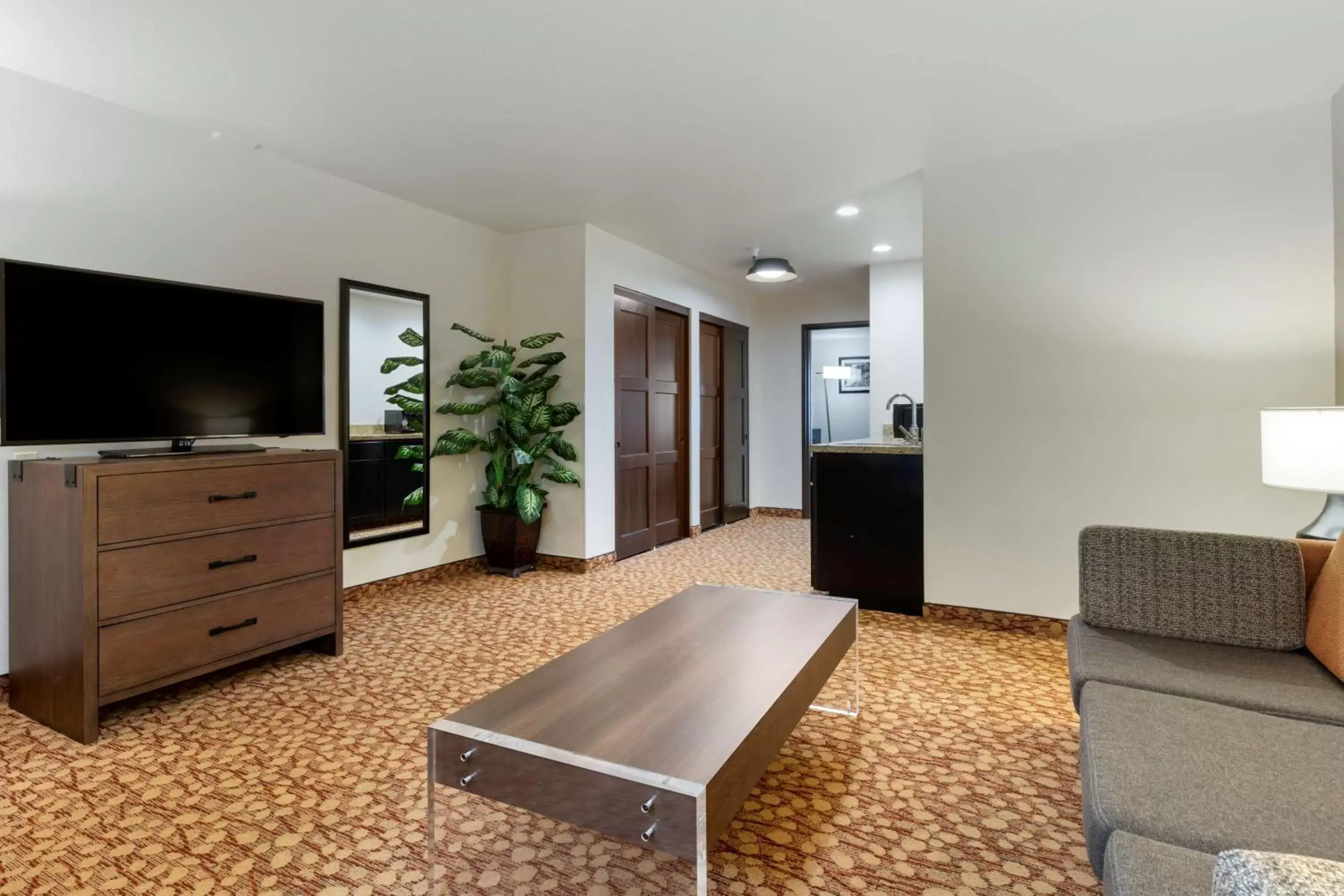 TV and multimedia, Seating Area in Best Western Plus Mill Creek Inn