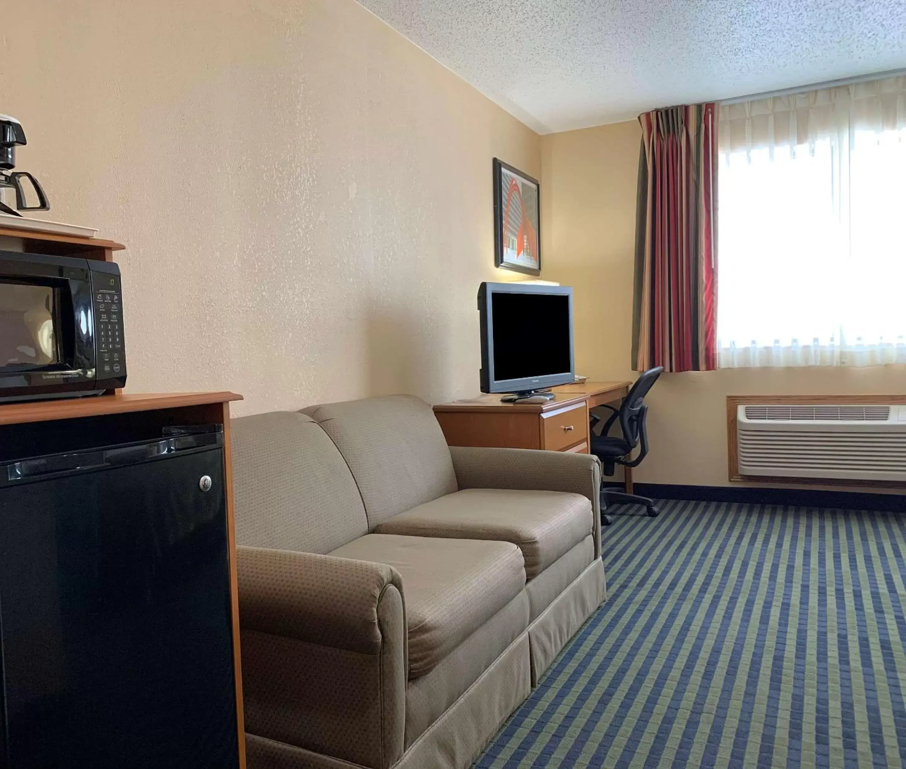 Photo of the whole room, TV/Entertainment Center in Quality Inn Ottawa near Starved Rock State Park