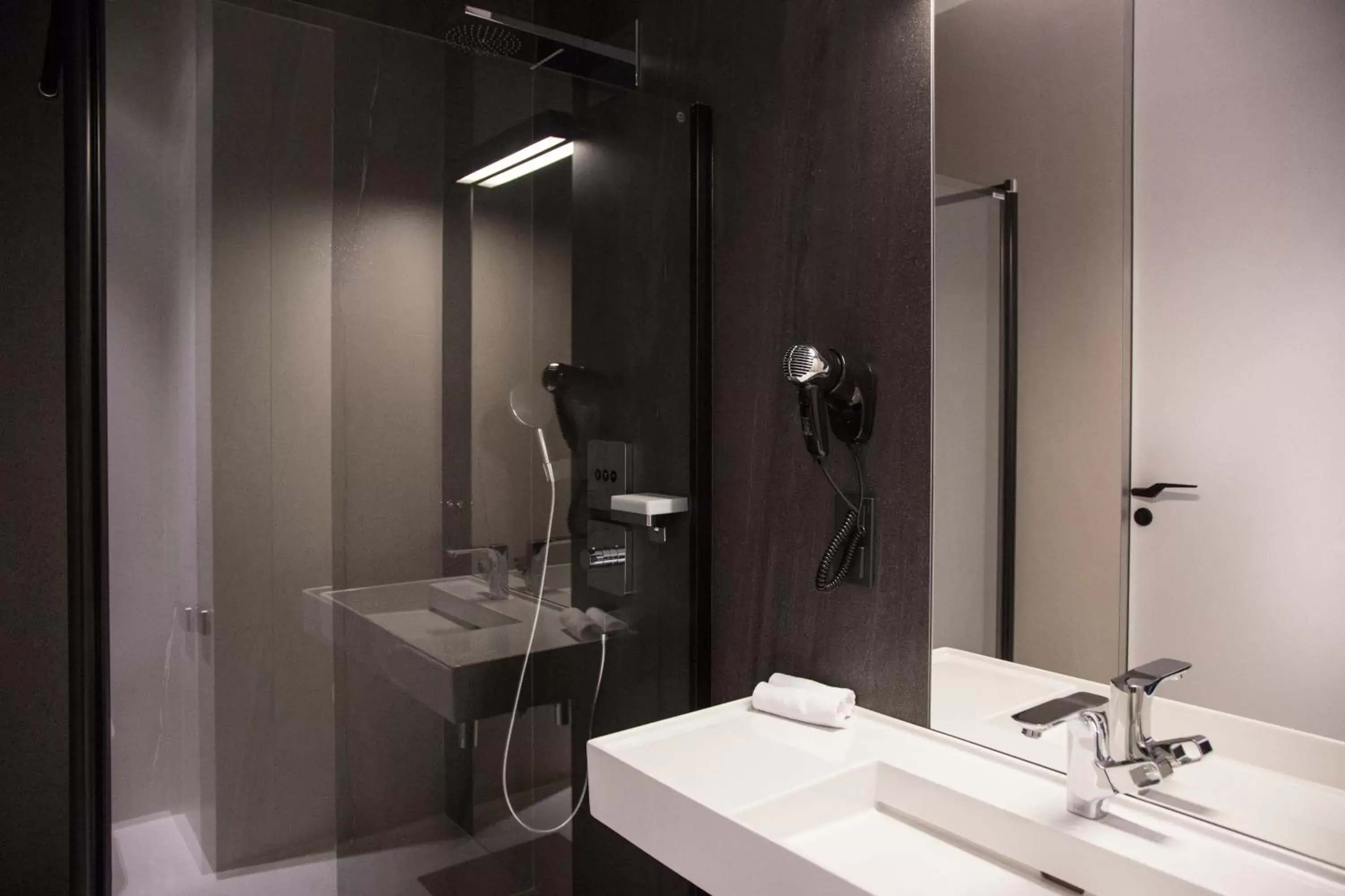 Shower, Bathroom in Hotel Nicolaus