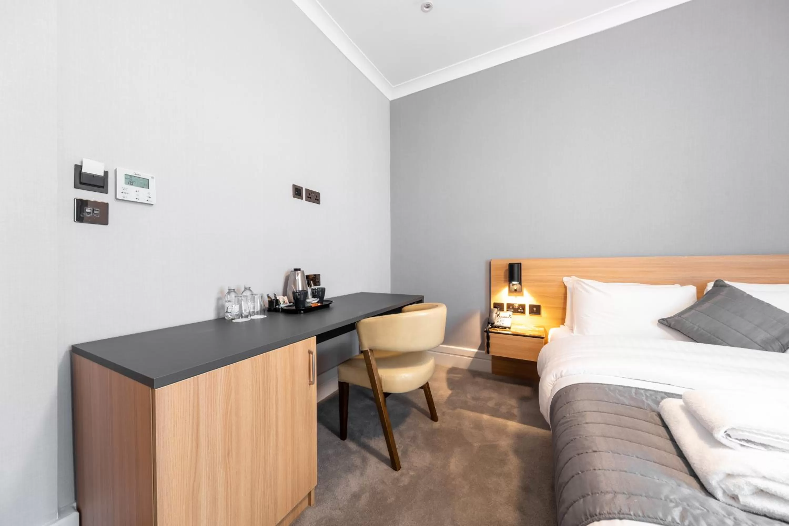 Bedroom, Bed in Gainsborough Hotel