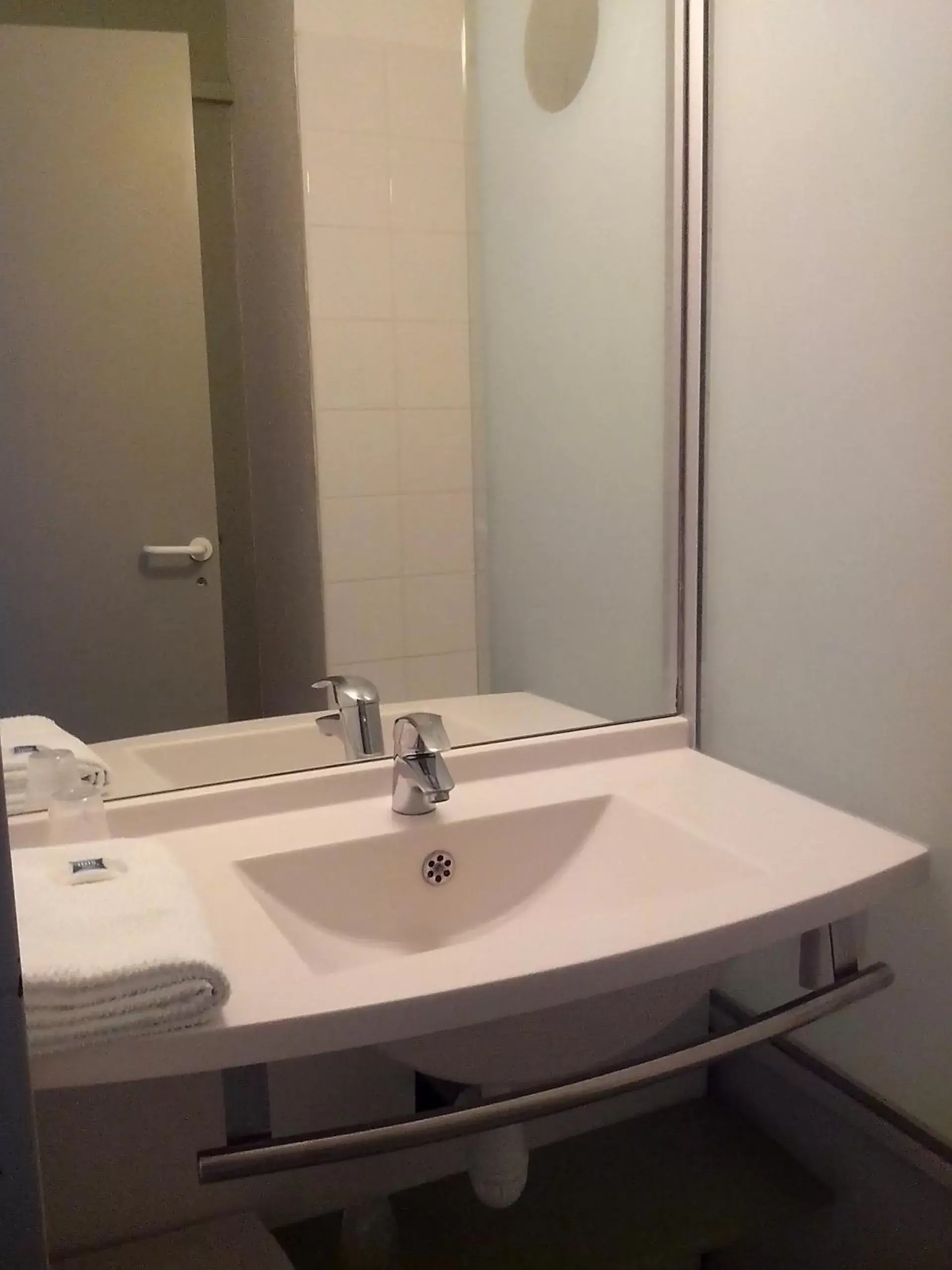 Bathroom in ibis budget Poitiers Sud