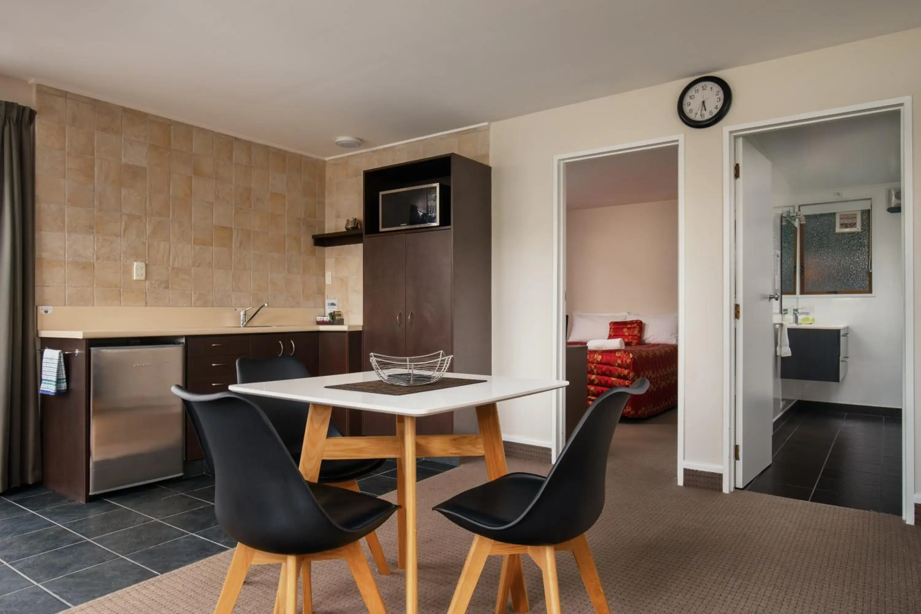 Kitchen or kitchenette in Ashford Motor Lodge