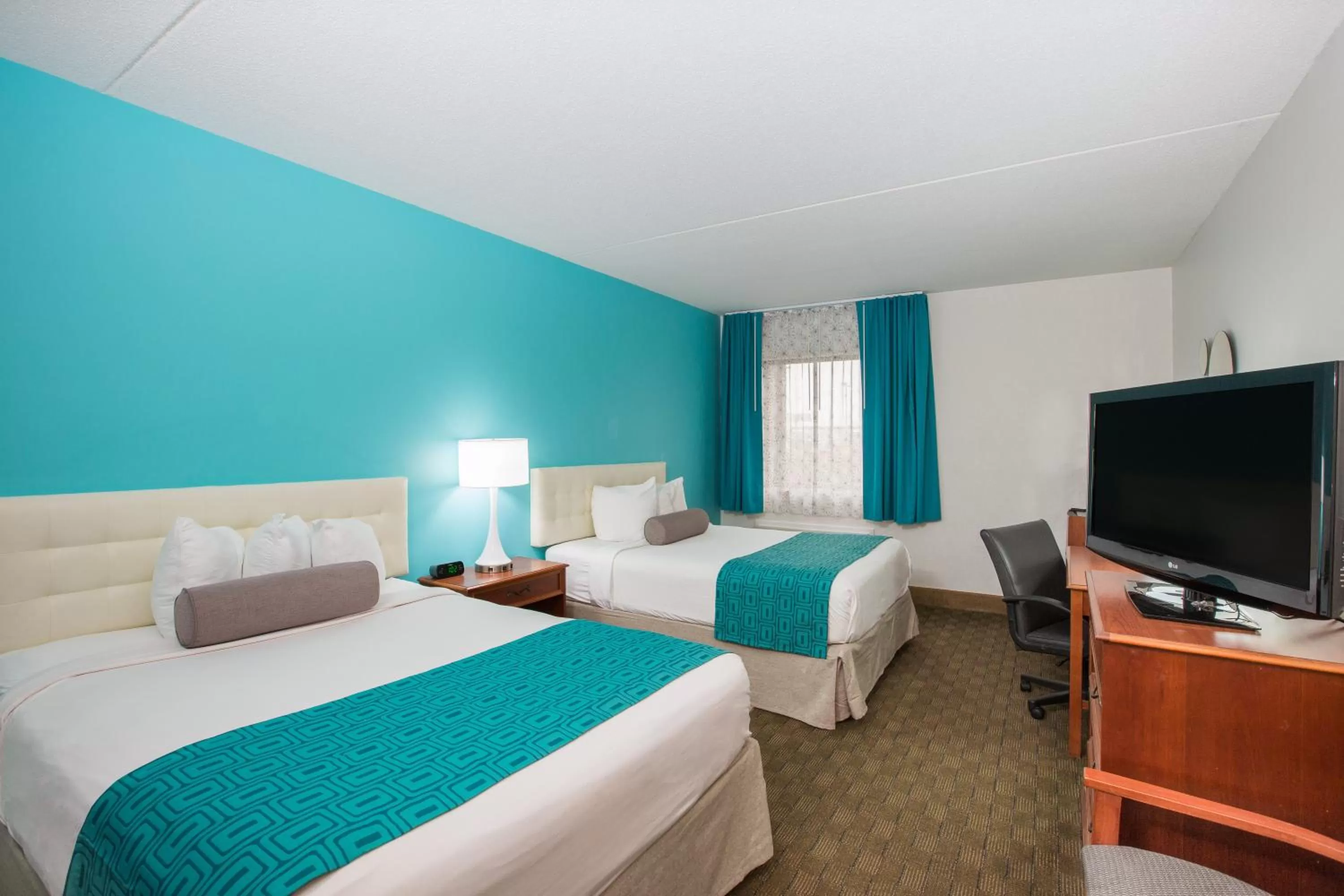 Bed in Howard Johnson by Wyndham Evansville East