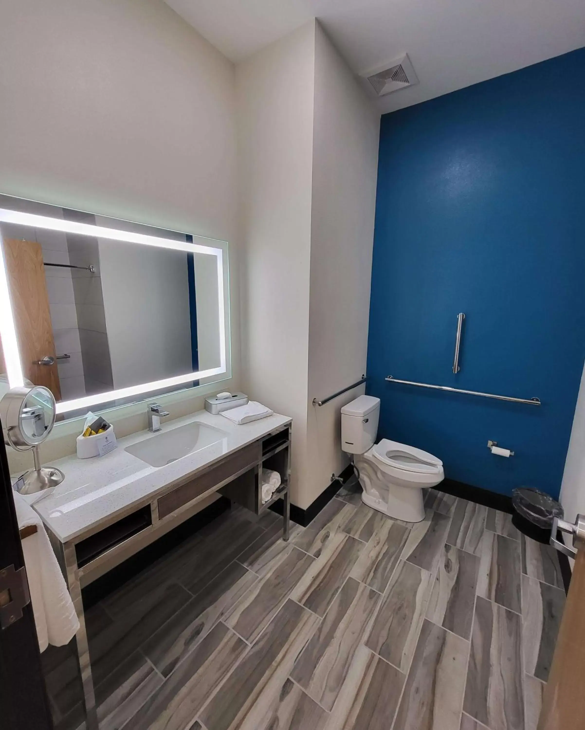 Bathroom in Best Western Plus Executive Residency Carlsbad Hotel
