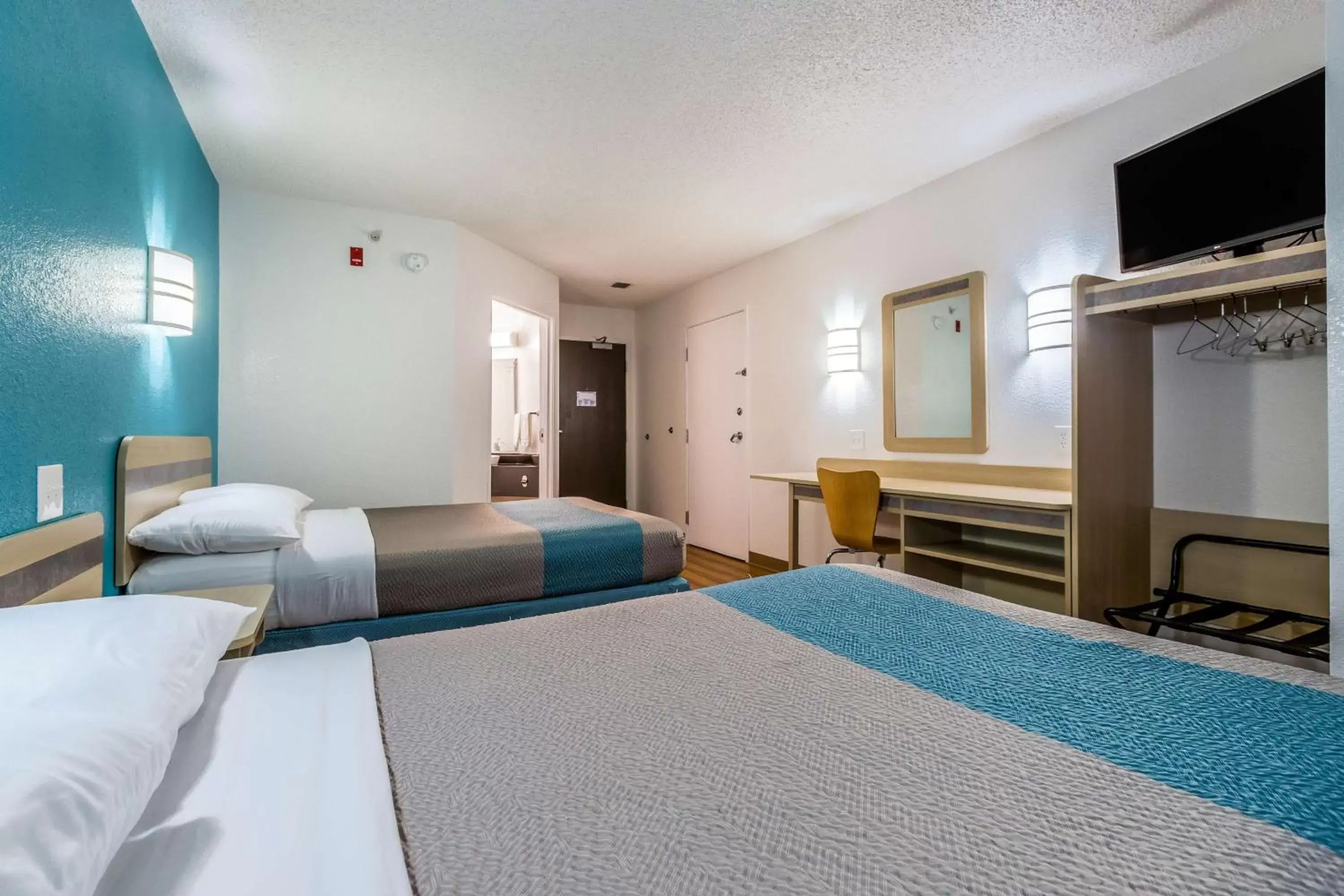 TV and multimedia, Bed in Motel 6-West Des Moines, IA