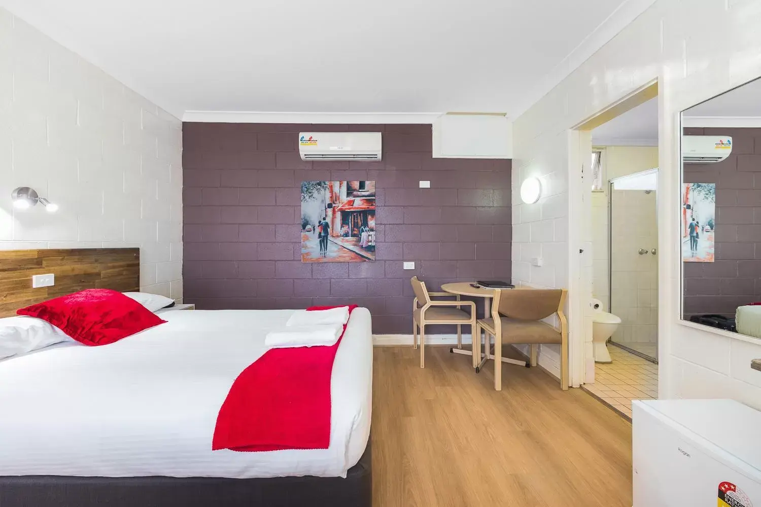 Bed in Plainsman Motel Bed in Plainsman Motel