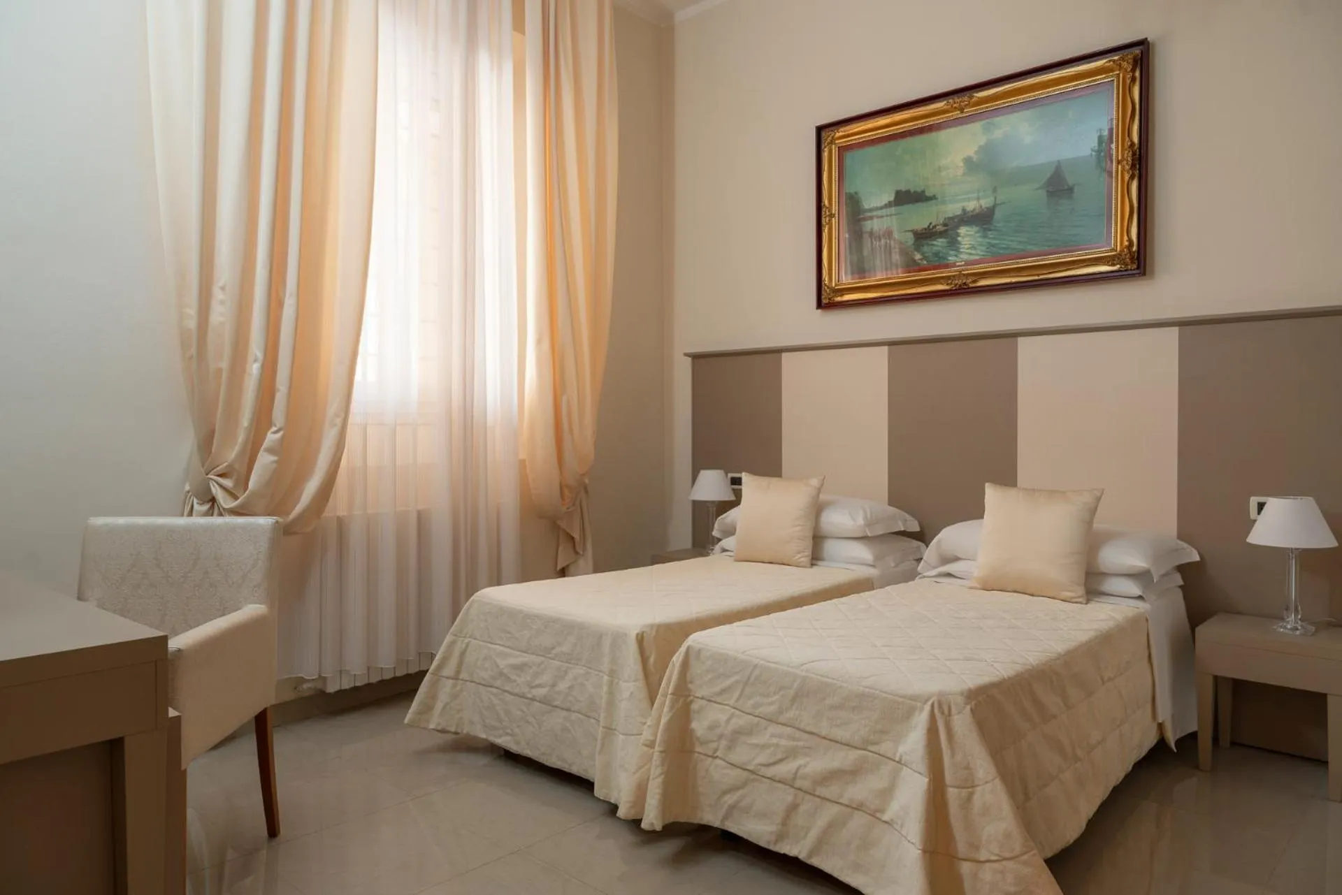 Photo of the whole room, Bed in Albergo Rossini 1936 - Small & Charming