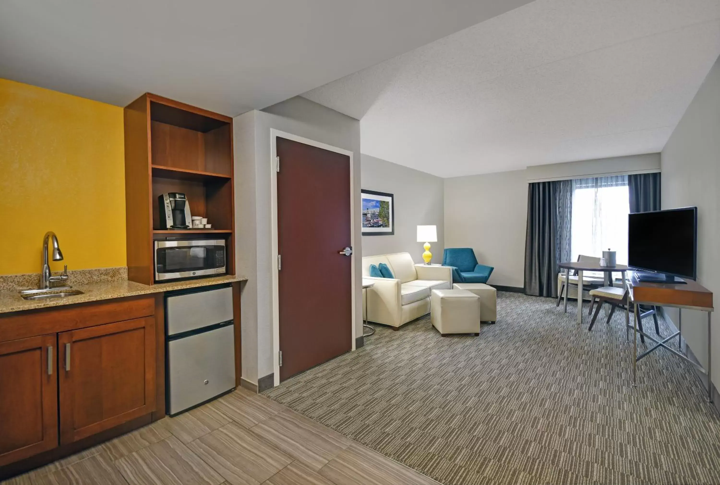 Bedroom, Kitchen/Kitchenette in Holiday Inn Express & Suites Cincinnati Riverfront, an IHG Hotel