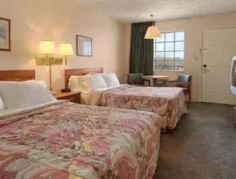 Bedroom, Bed in Days Inn by Wyndham Joelton/Nashville