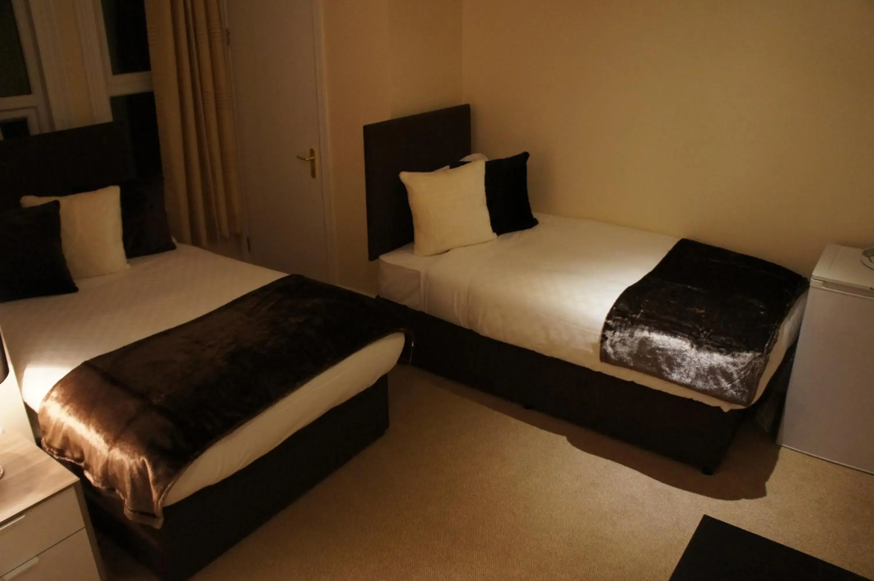 Bed in Sapphire Hotel London