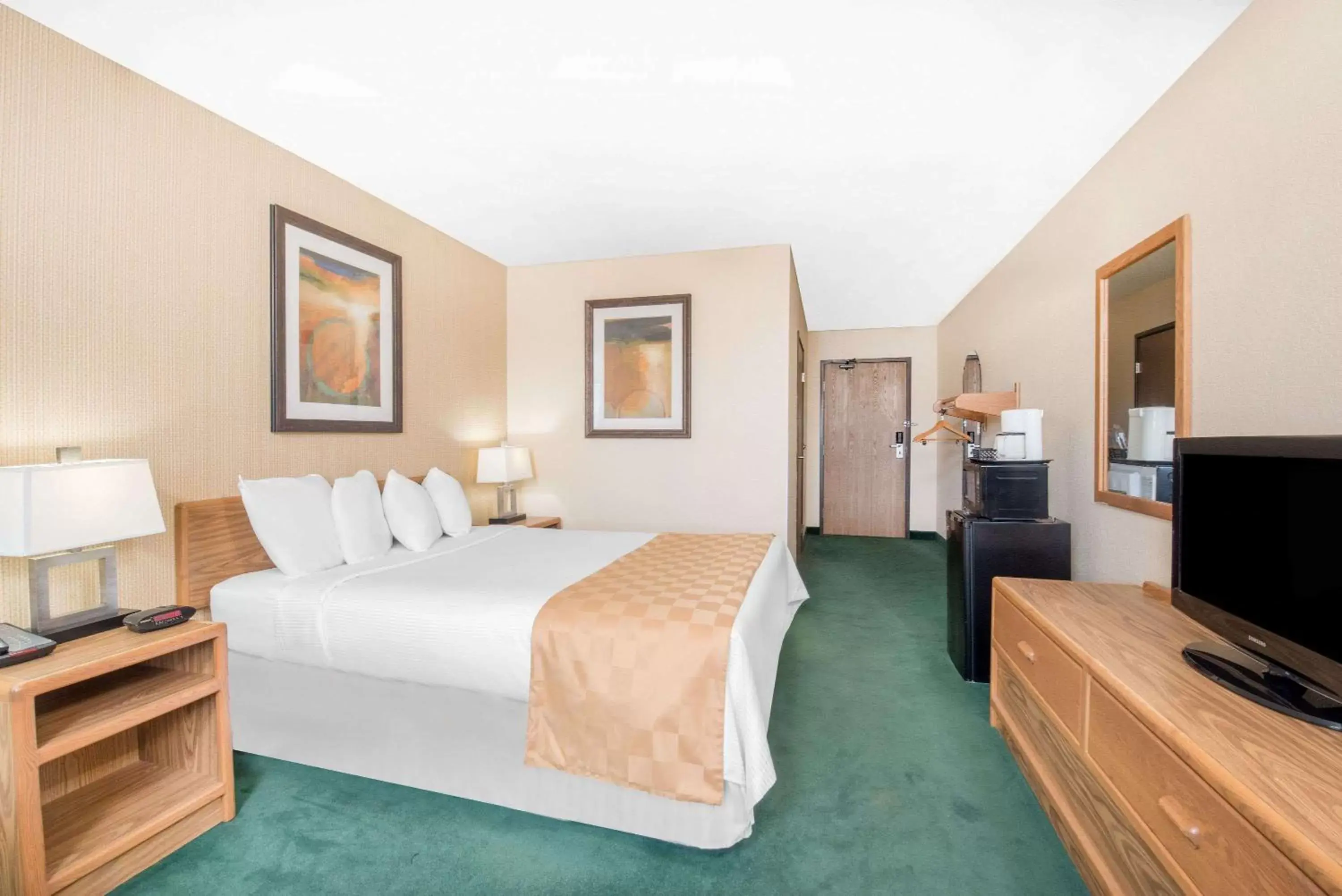 Photo of the whole room, Bed in Days Inn & Suites by Wyndham Fargo 19th Ave/Airport Dome