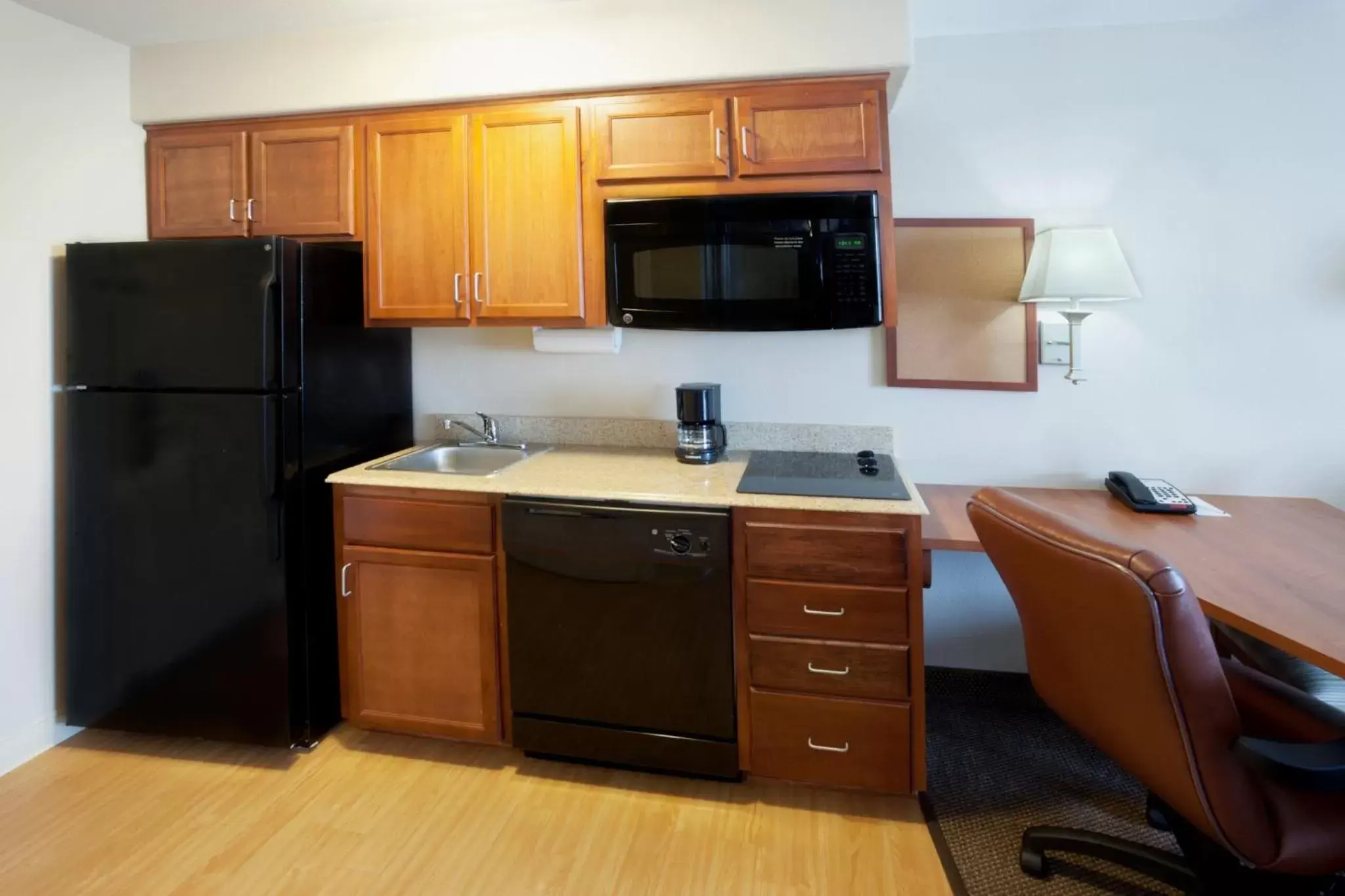 Photo of the whole room, Kitchen/Kitchenette in Candlewood Victoria, an IHG Hotel