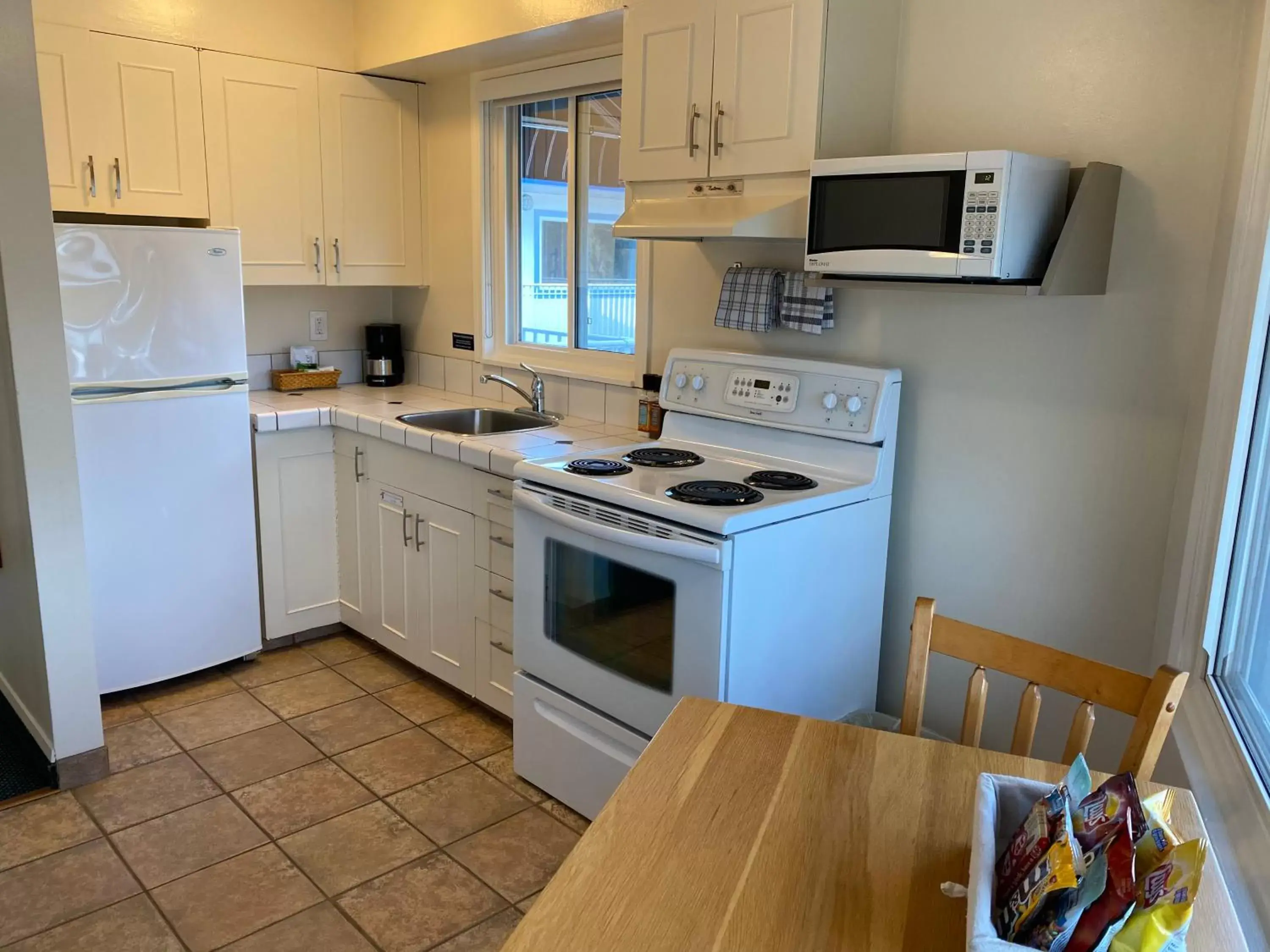 Kitchen or kitchenette, Kitchen/Kitchenette in Buccaneer Inn