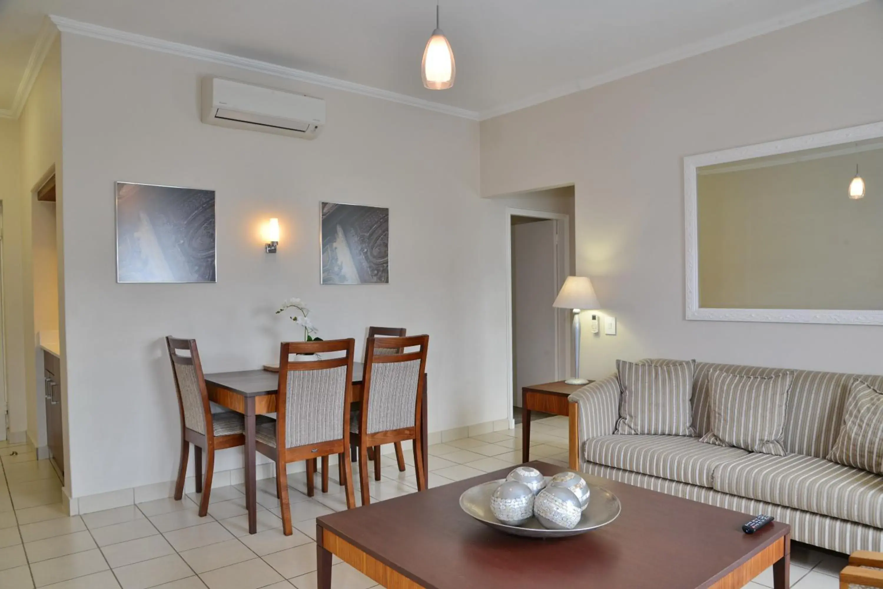 Lounge or bar in City Lodge Hotel Eastgate Lounge or bar in City Lodge Hotel Eastgate