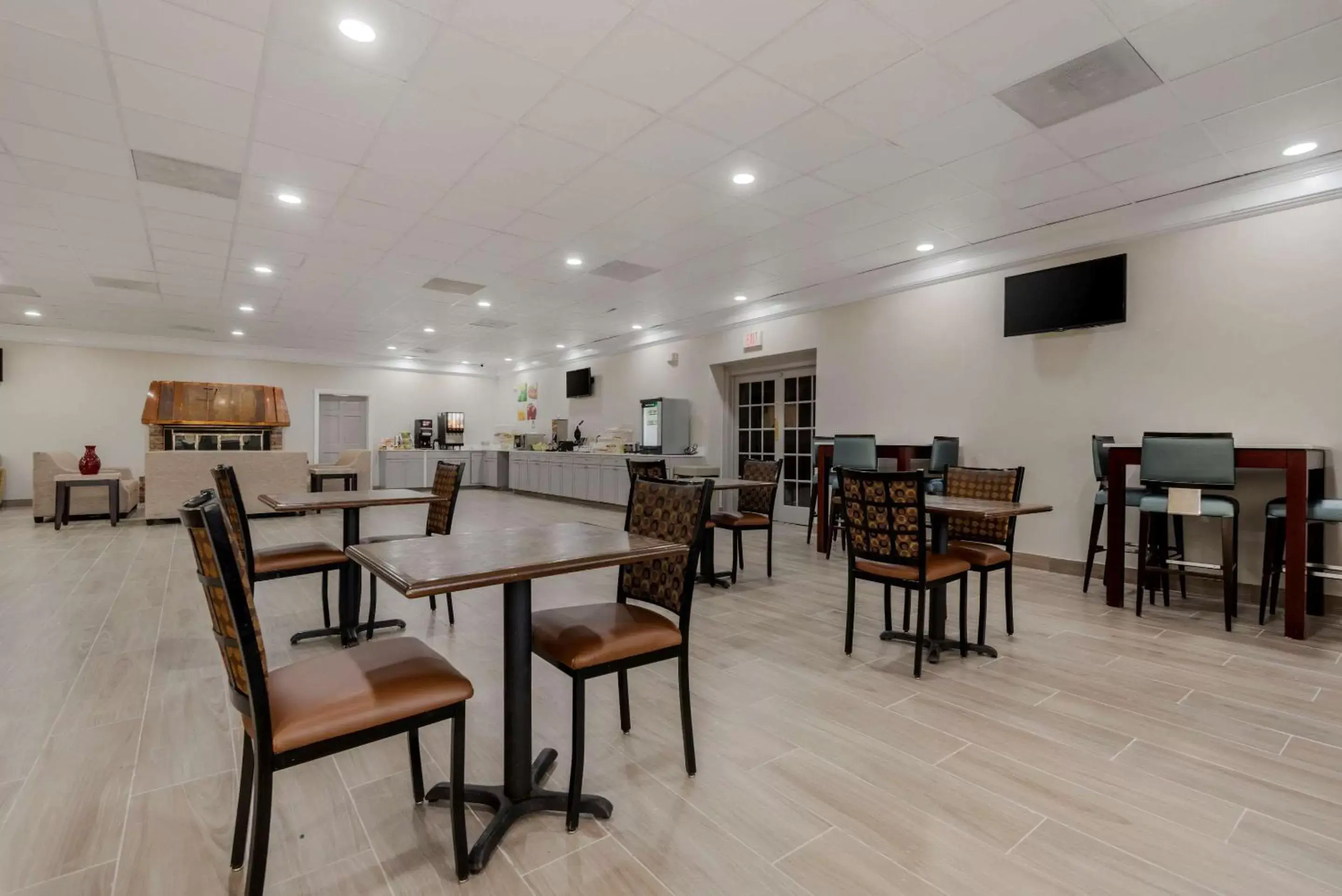 Breakfast, Restaurant/Places to Eat in Quality Inn & Suites New Hartford - Utica