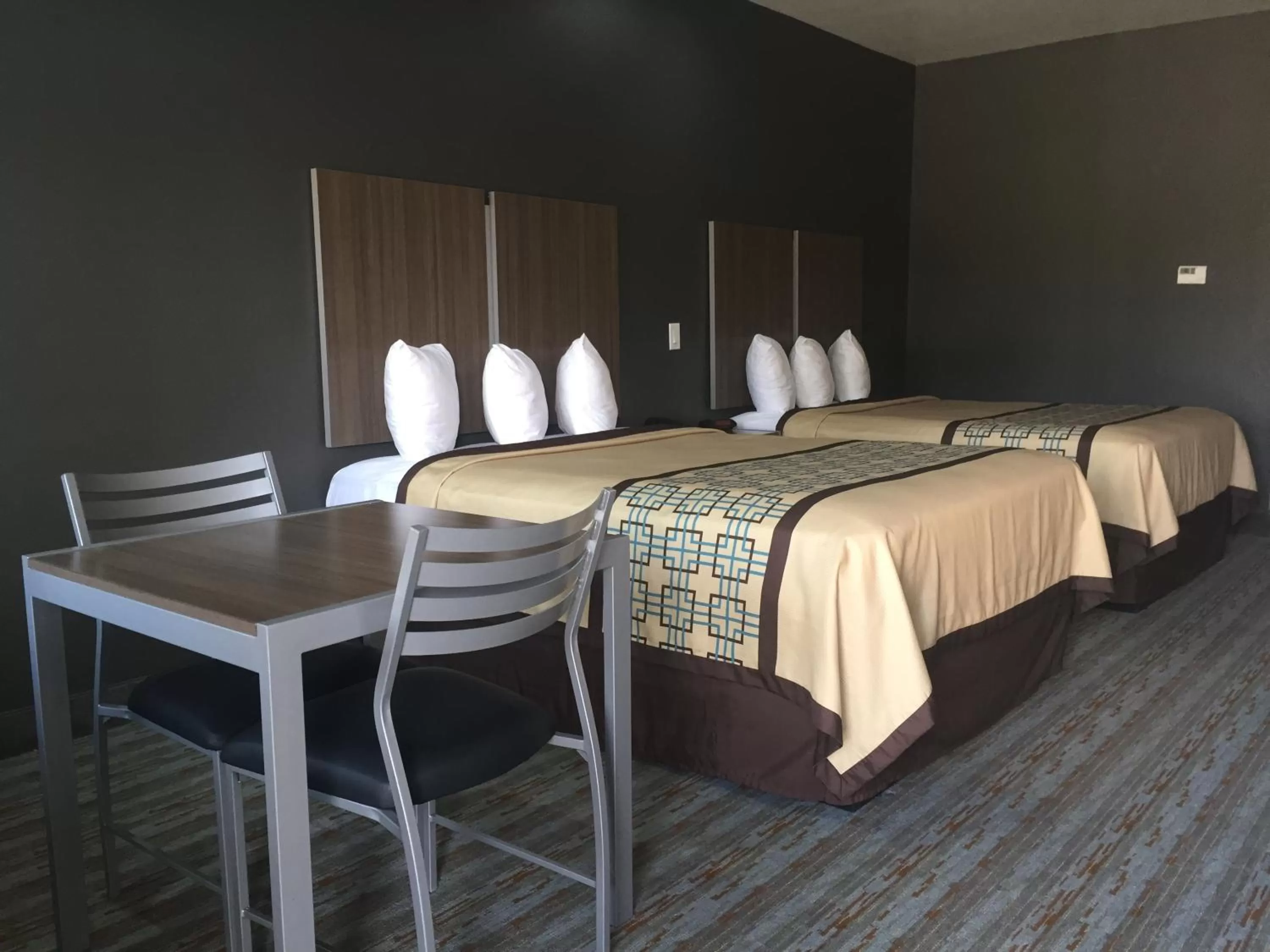 Bed in Scottish Inn & Suites - Conroe