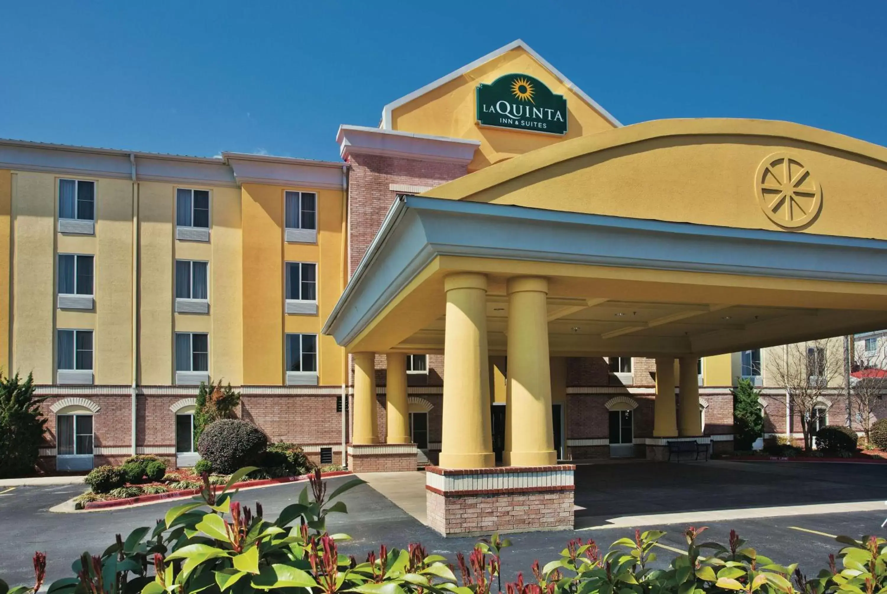 Property Building in La Quinta Inn & Suites by Wyndham Hot Springs