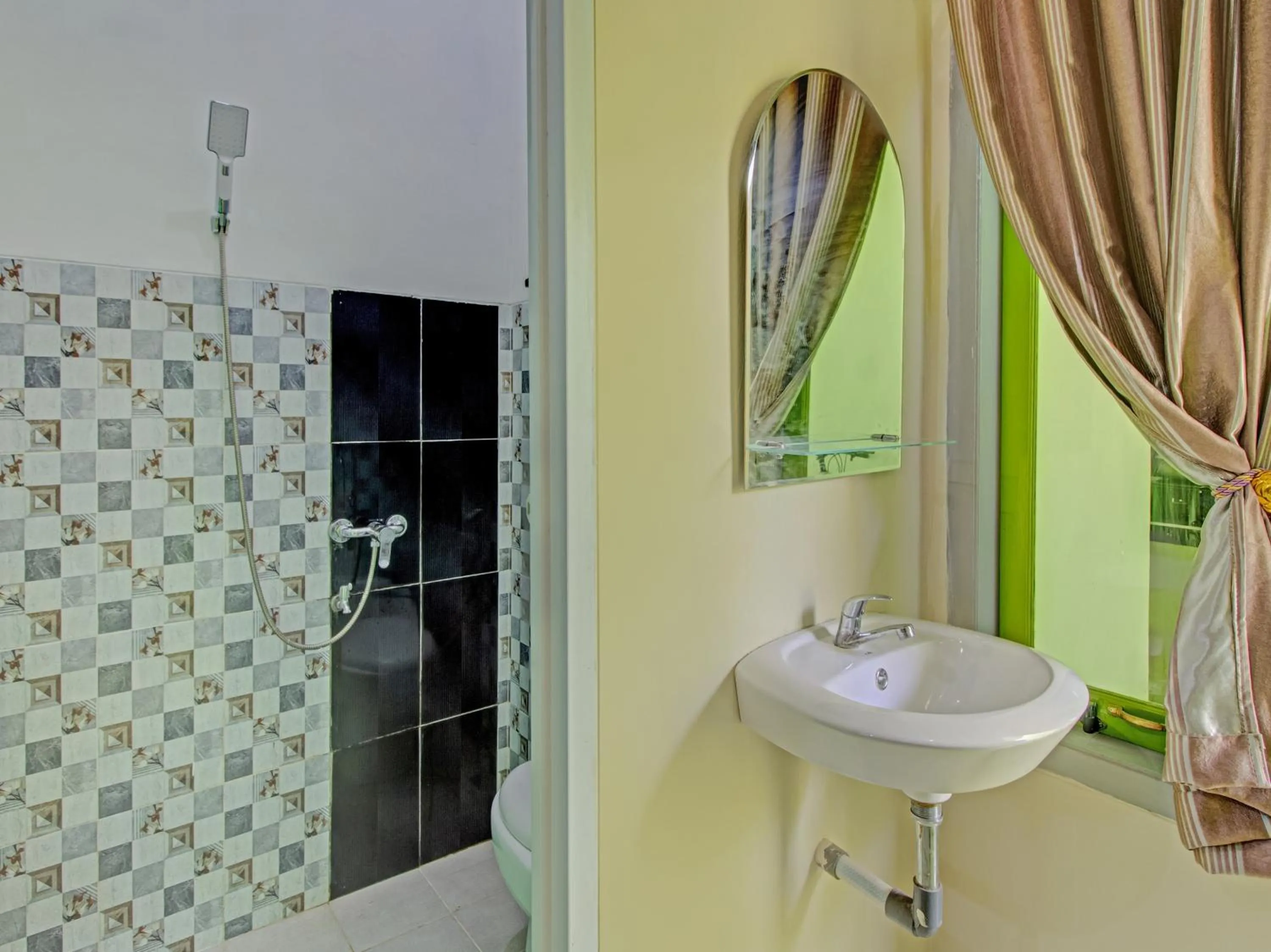 Bathroom in OYO 3774 Orchid 37 Syariah Guest House