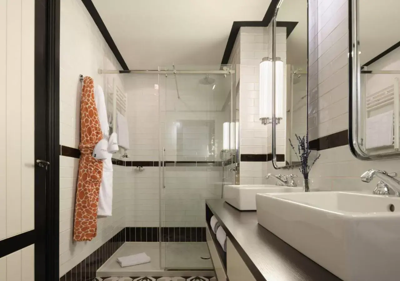 Shower, Bathroom in Only YOU Hotel Atocha