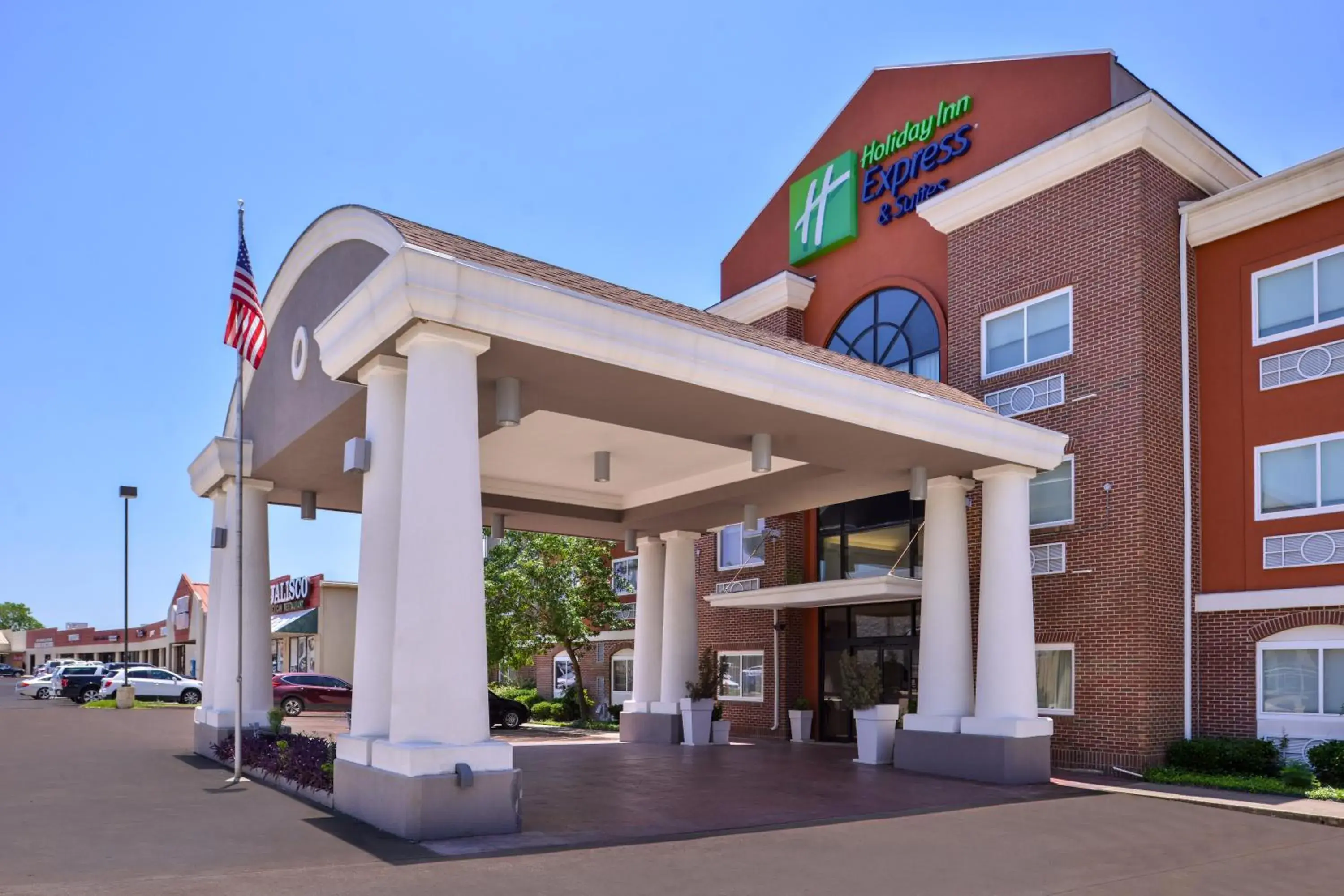 Property Building in Holiday Inn Express Hotel & Suites Elgin, an IHG Hotel