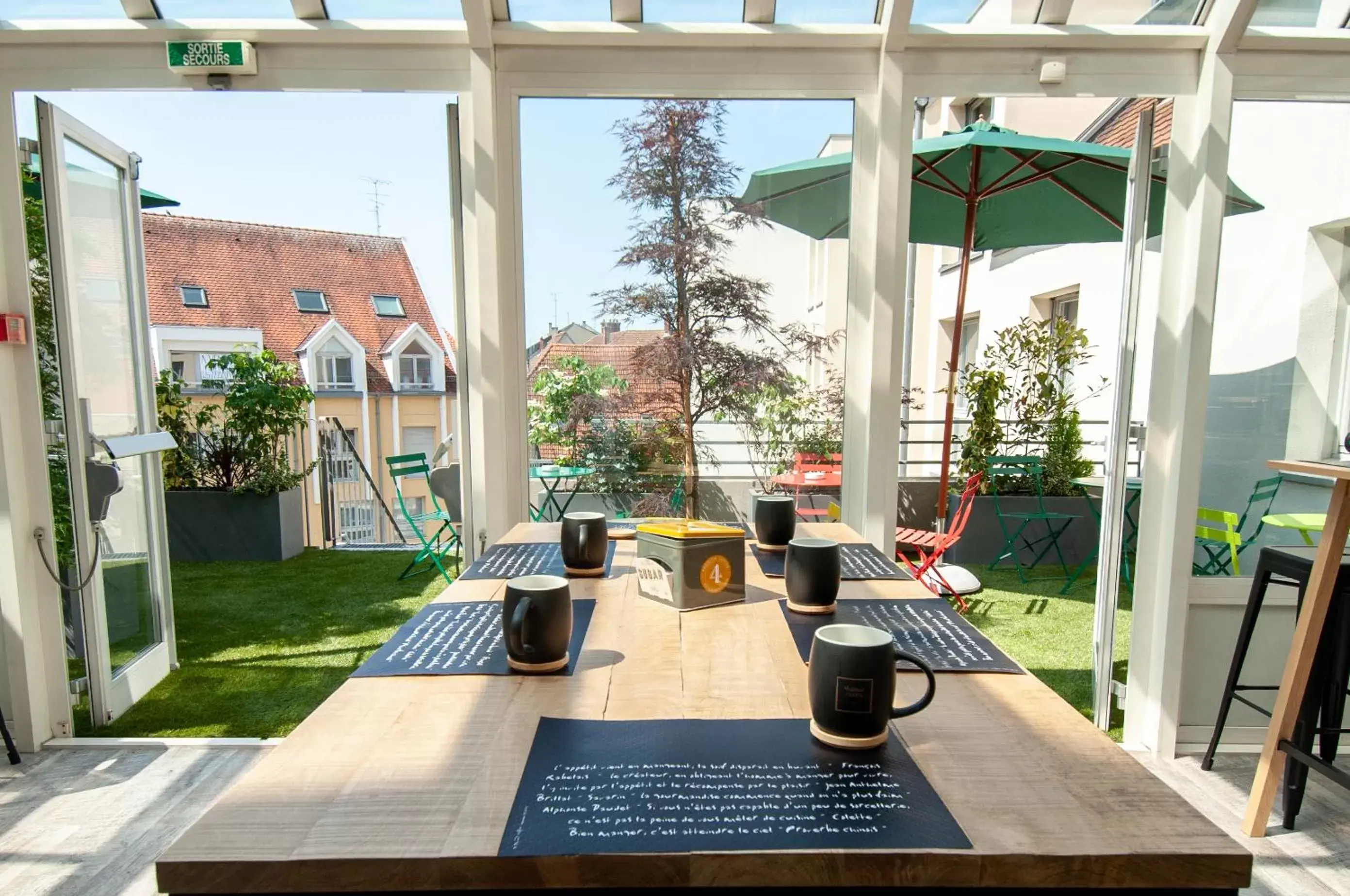 Patio in La Maison Hôtel Mulhouse Centre