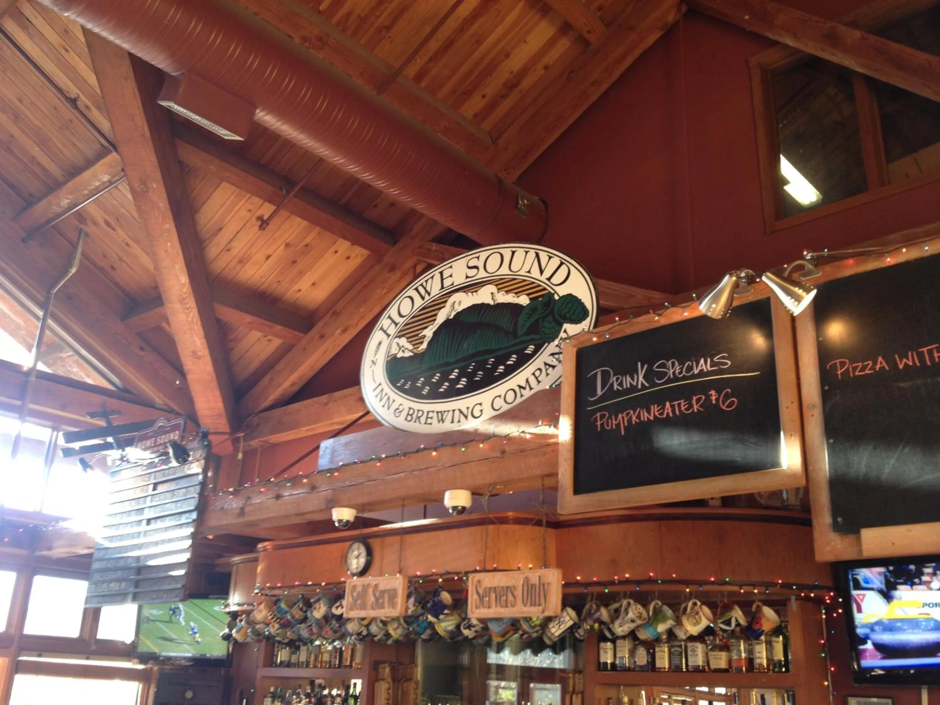 Lounge or bar in Howe Sound Inn & Brewing Company