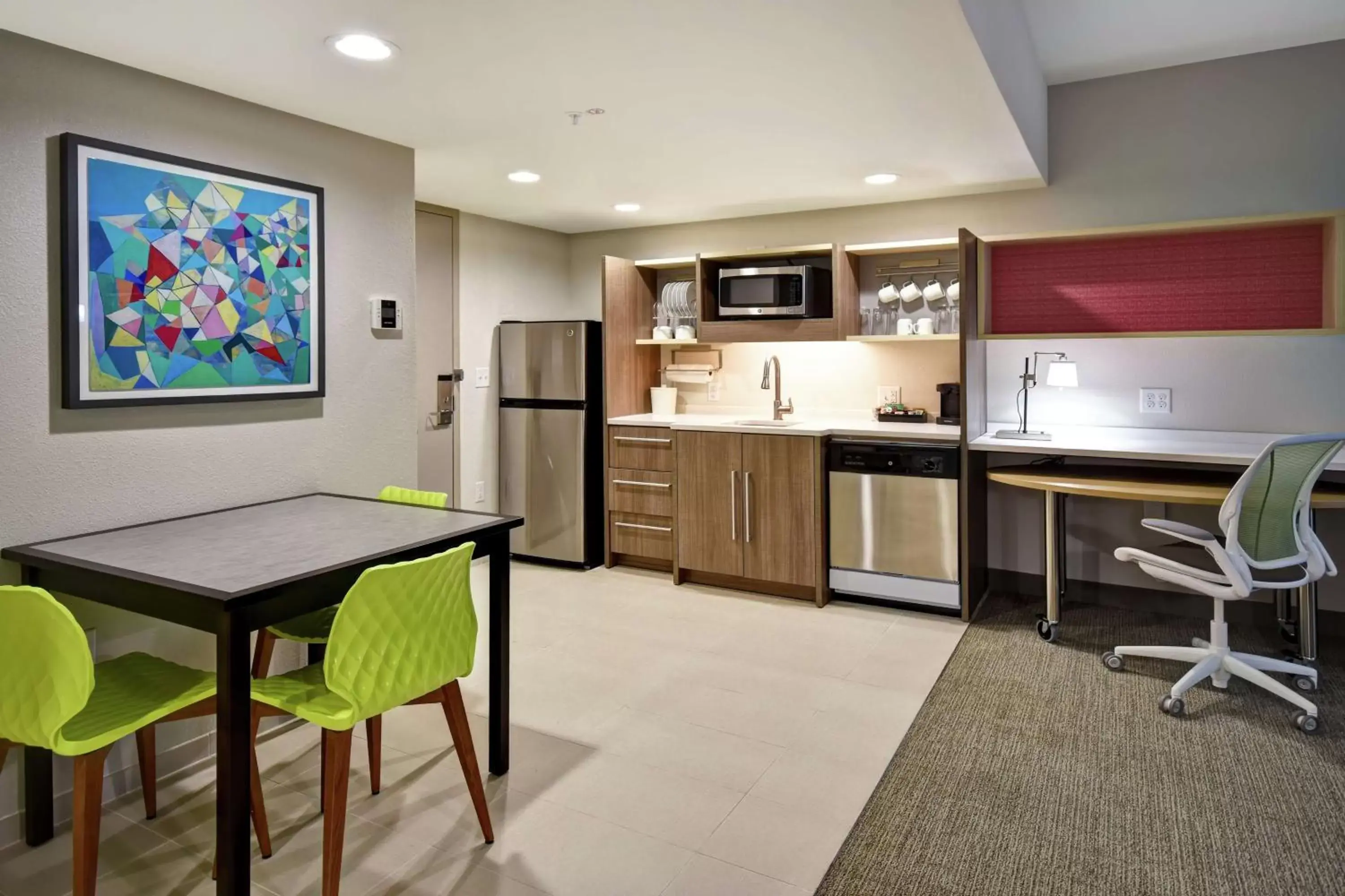 Living room, Kitchen/Kitchenette in Home2 Suites By Hilton Frankfort